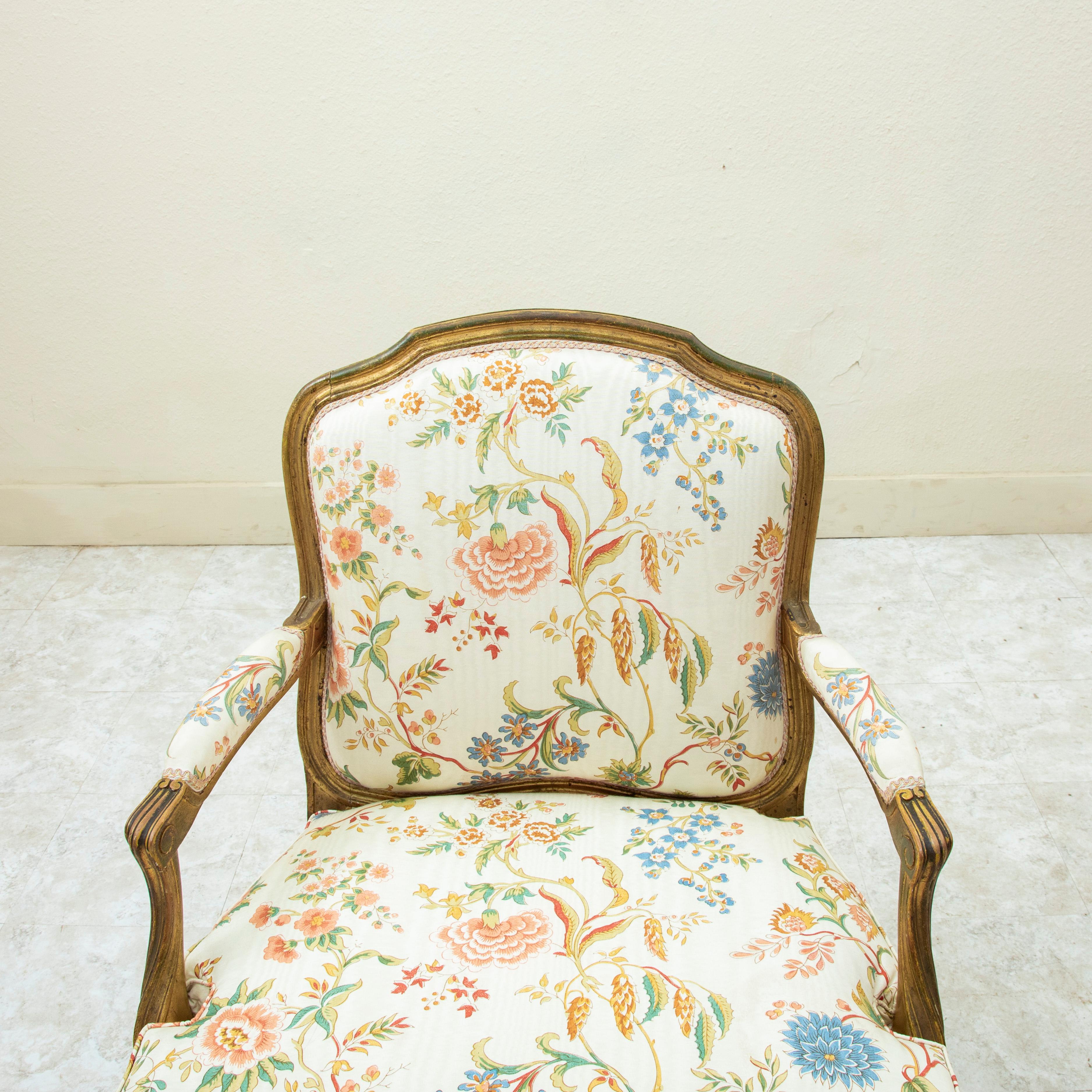 Pareja de sillones franceses de madera dorada estilo Luis XV de mediados del siglo XIX en venta 3