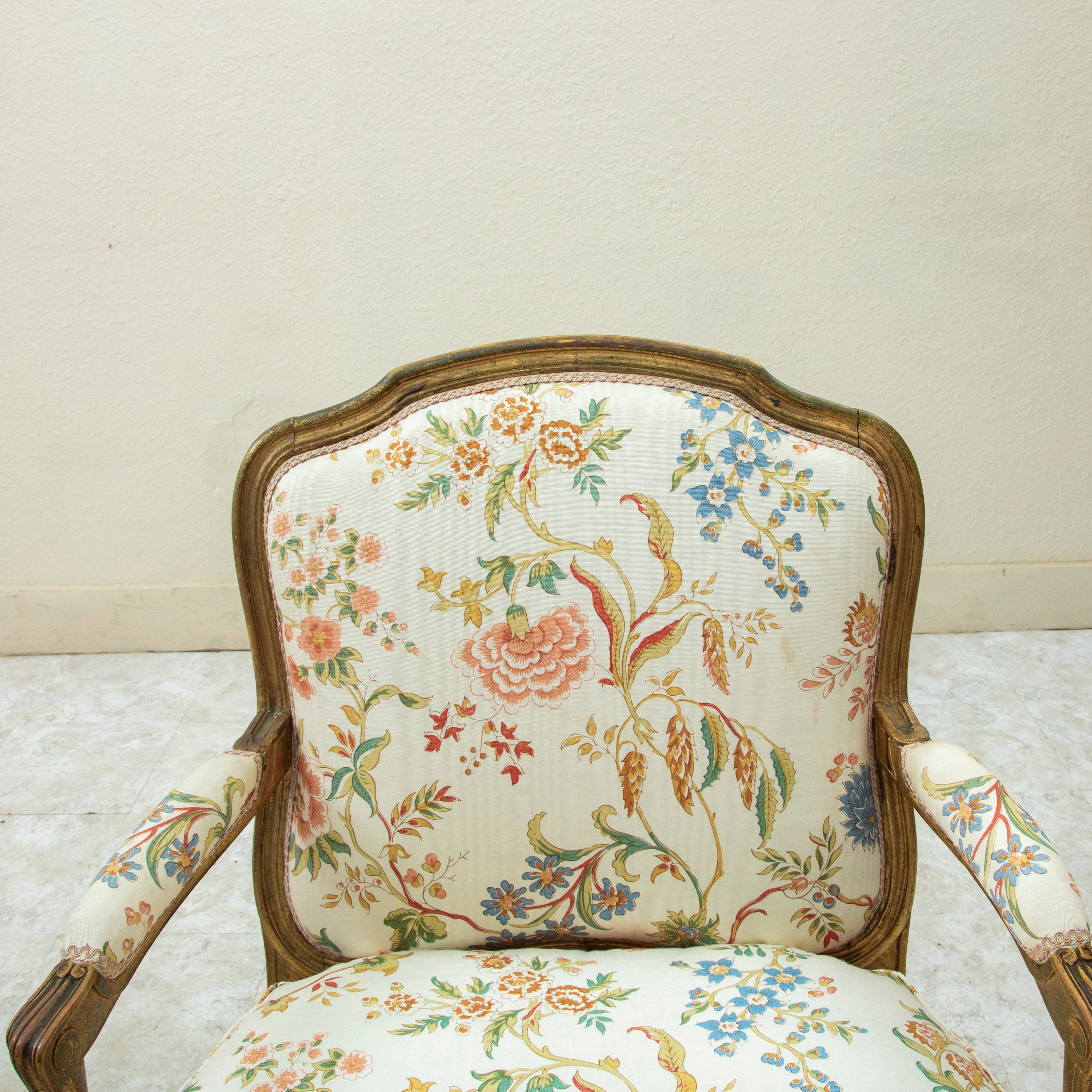 Pareja de sillones franceses de madera dorada estilo Luis XV de mediados del siglo XIX en venta 4