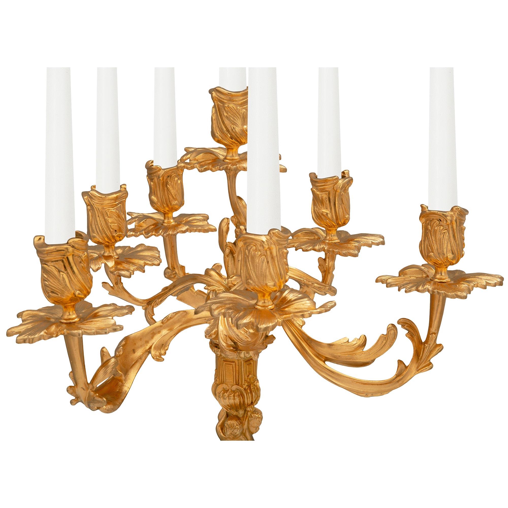 Francese Coppia di candelabri a sette bracci in stile Luigi XV francese della metà del XIX secolo in vendita