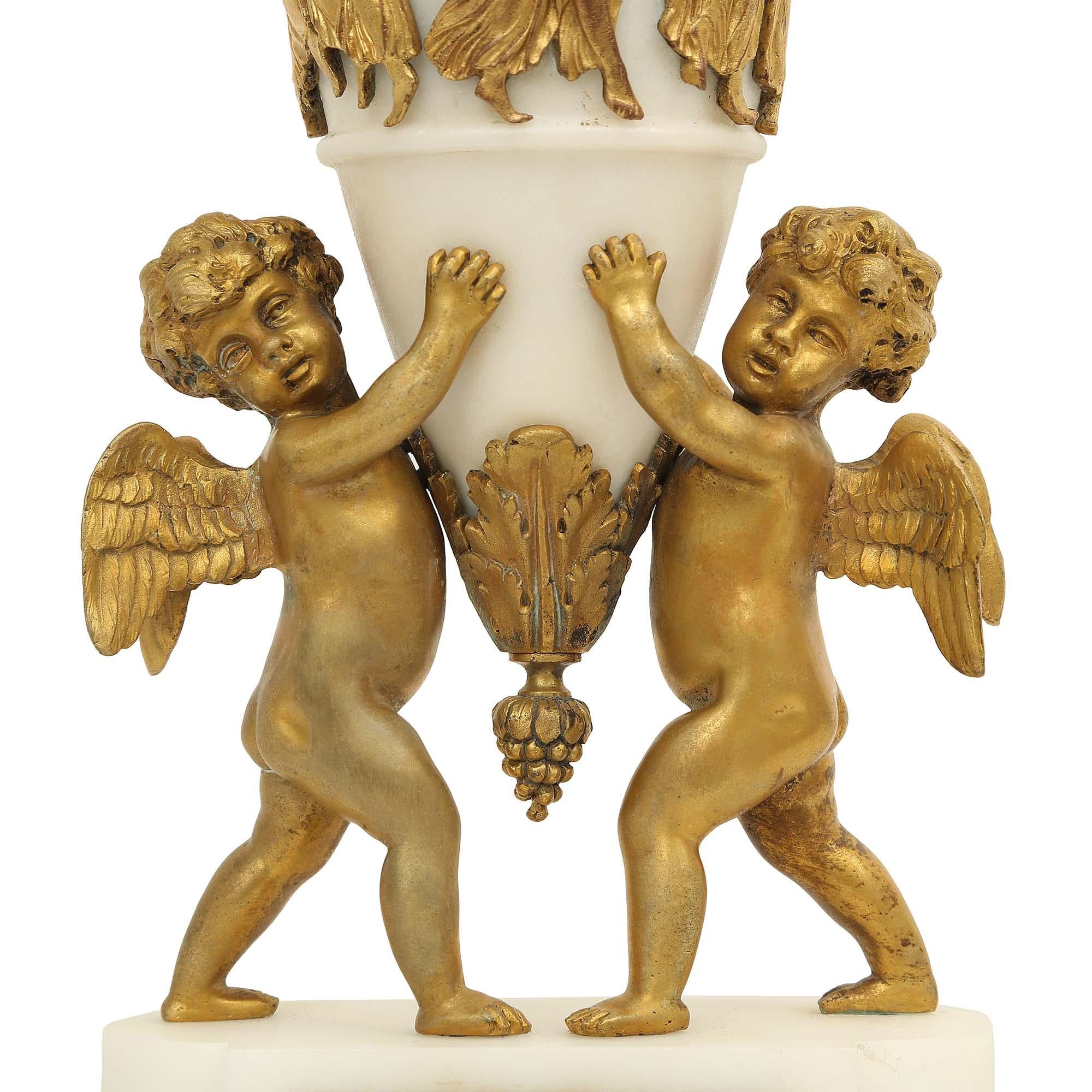 Similoro Coppia di urne francesi Luigi XVI della metà del XIX secolo montate in lampade in vendita