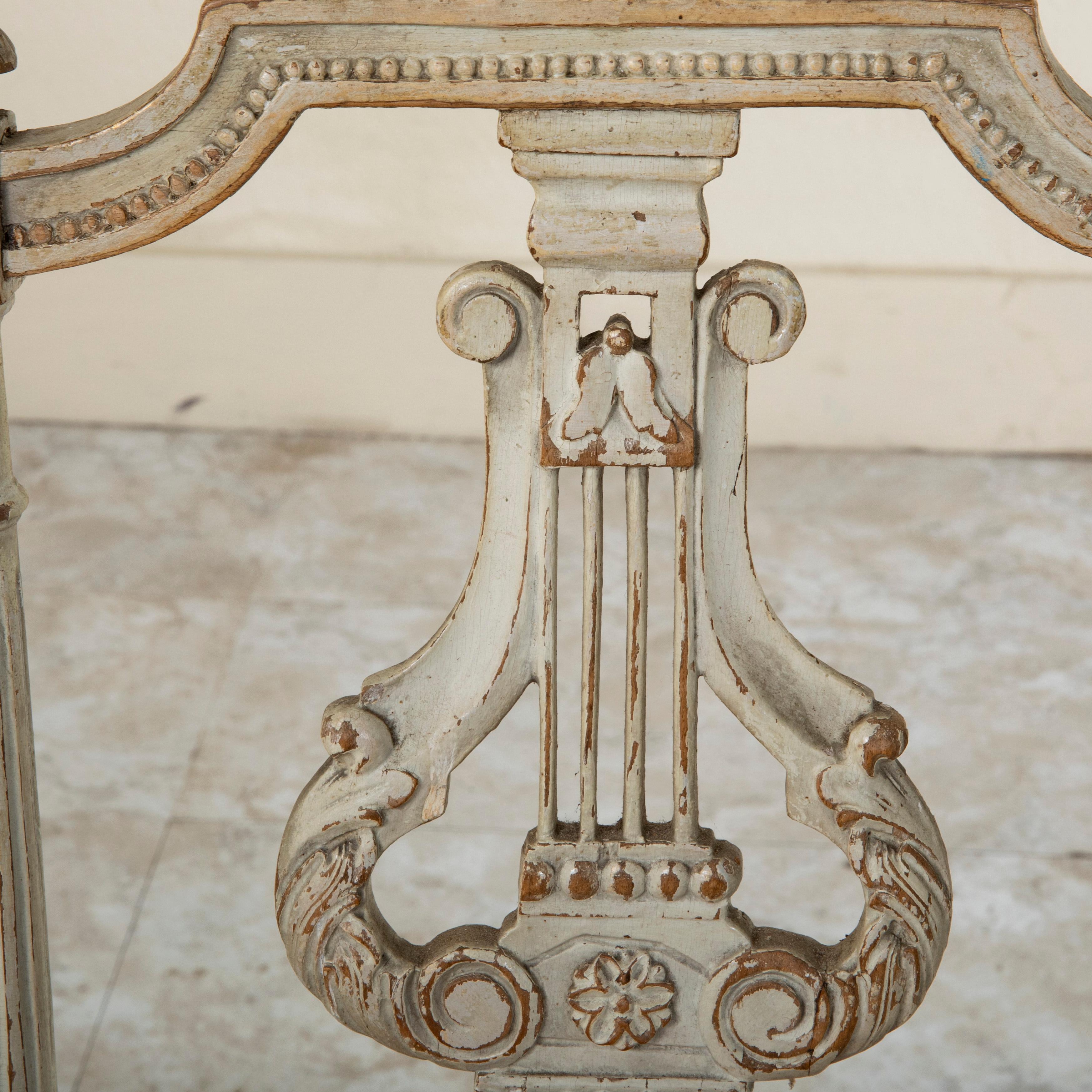 Paire de chaises d'opéra peintes de style Louis XVI du milieu du XIXe siècle Chaises d'appoint en vente 3