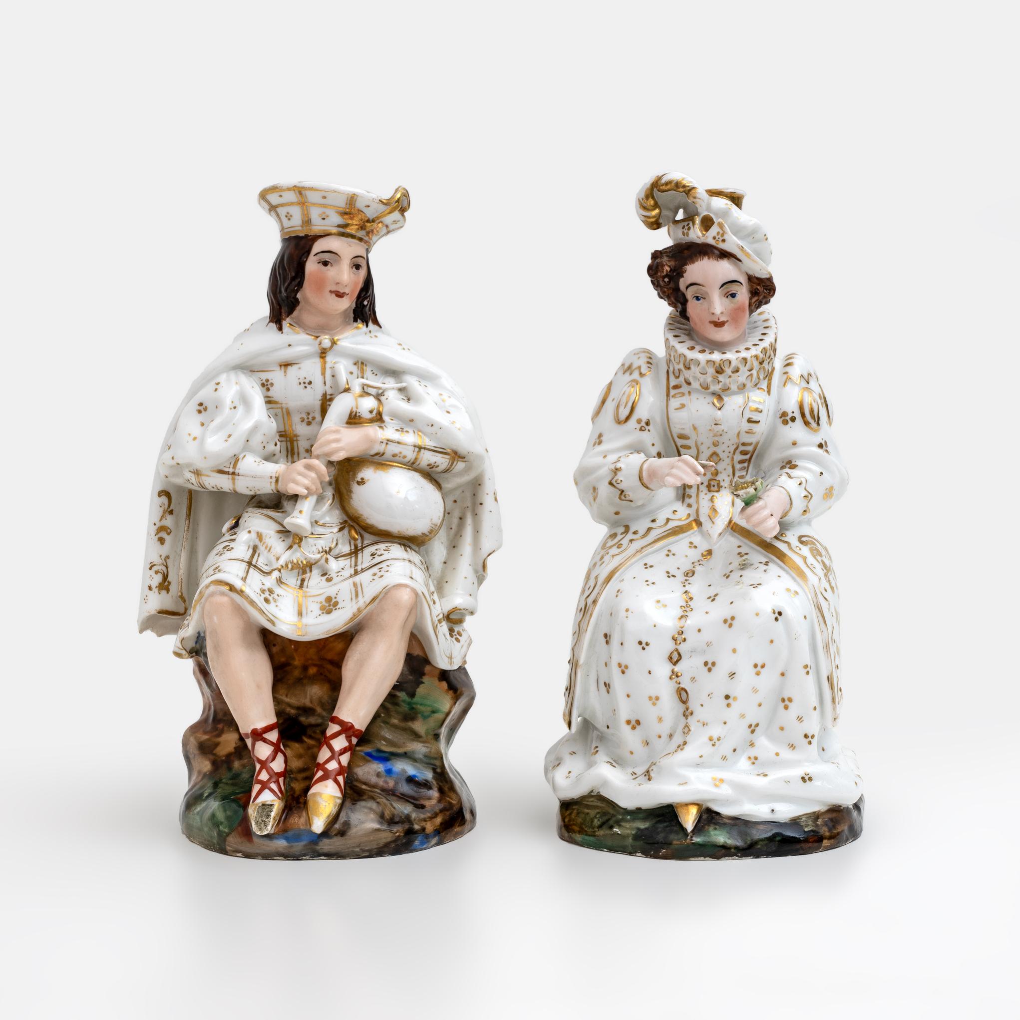 Este par de figuras portaperfumes fue realizado a mediados del siglo XIX por el conocido ceramista parisino Jacob Petit (París 1796-1868).
Pareja formada por un hombre y una mujer con trajes típicamente escoceses, de porcelana policromada y dorada,