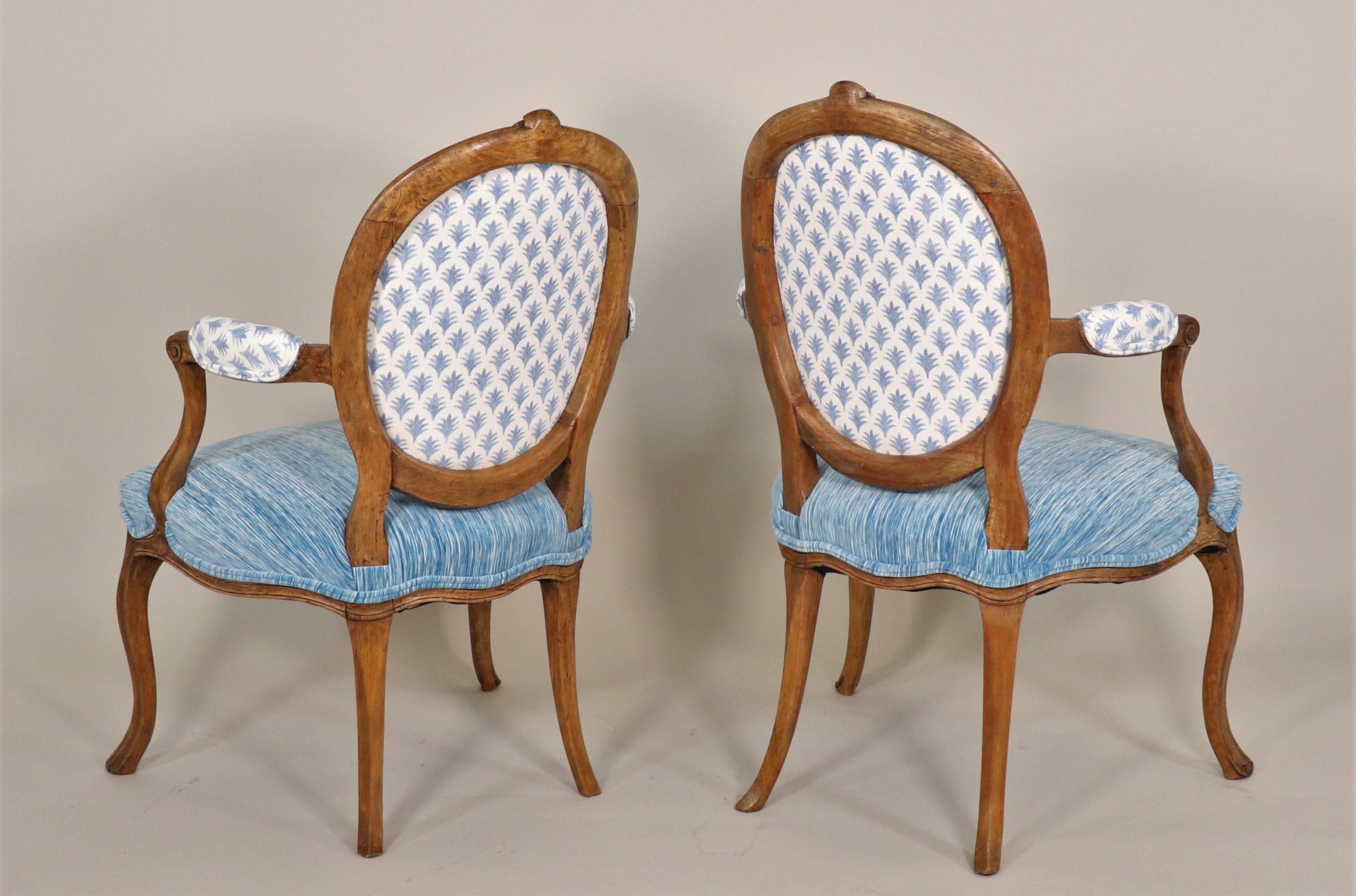 Pareja de Fauteuils franceses de mediados del siglo XIX estilo Régence con telas modernas en venta 3