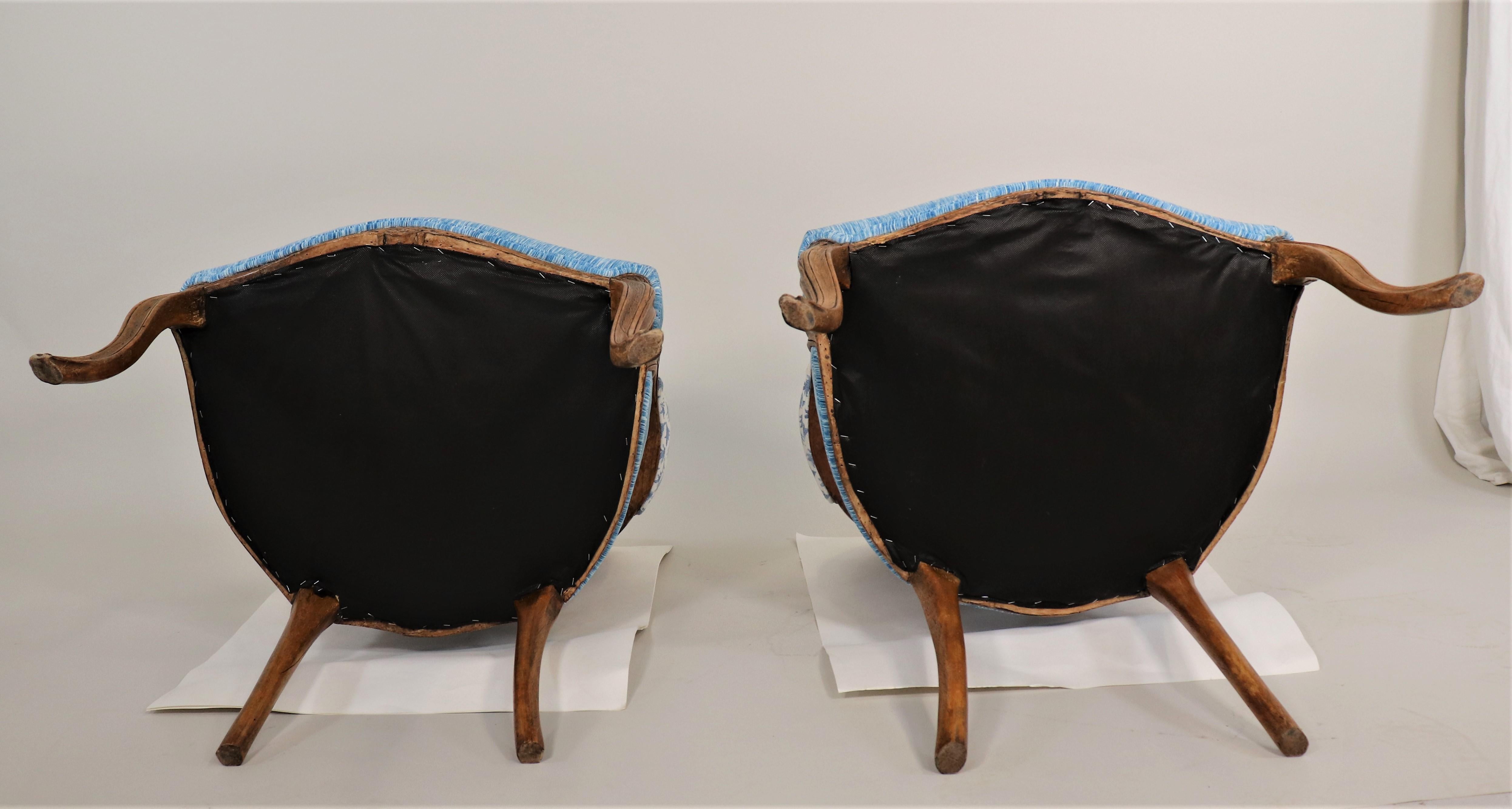 Paire de fauteuils de style Régence du milieu du 19e siècle avec tissus modernes en vente 3