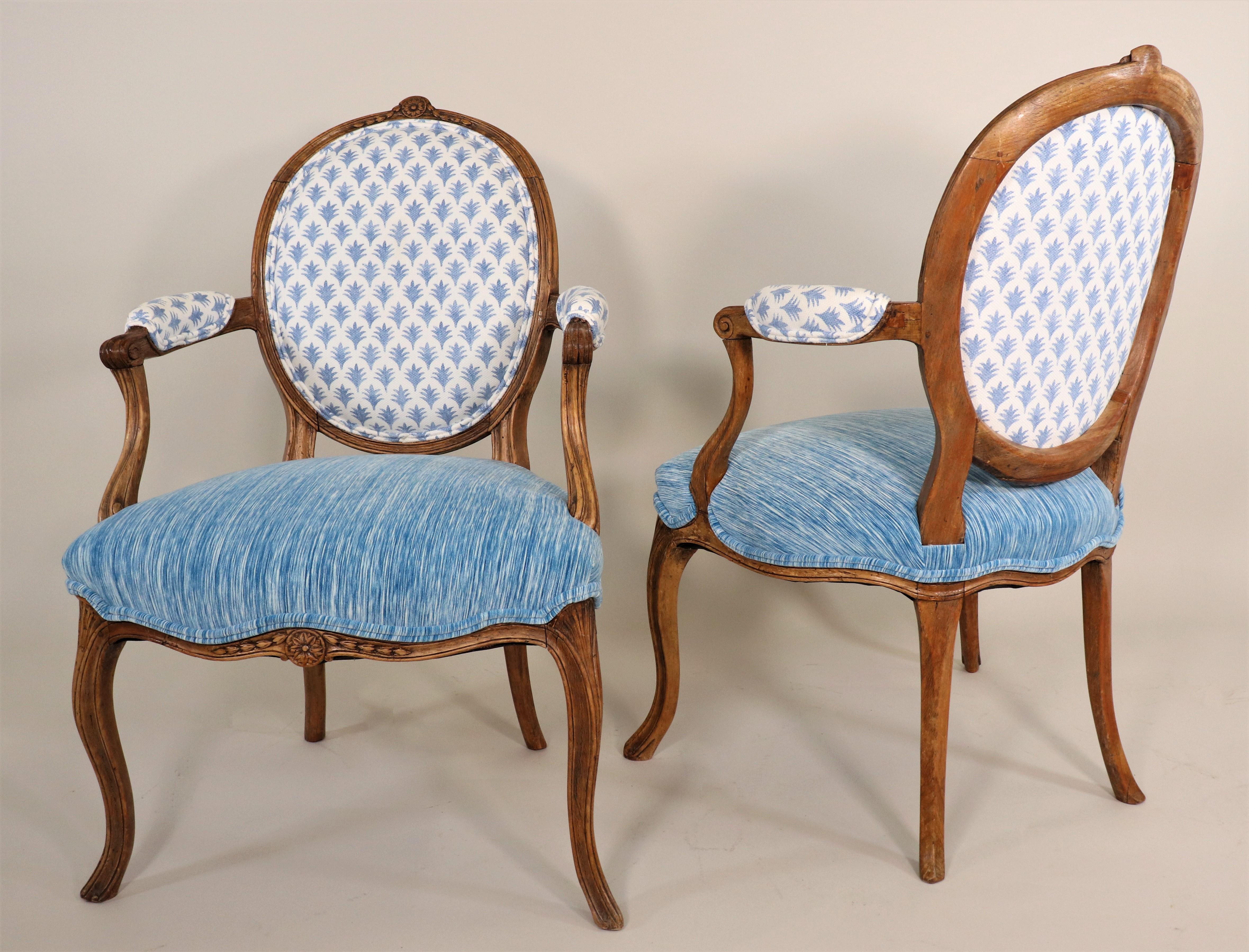 Louis XV Paire de fauteuils de style Régence du milieu du 19e siècle avec tissus modernes en vente