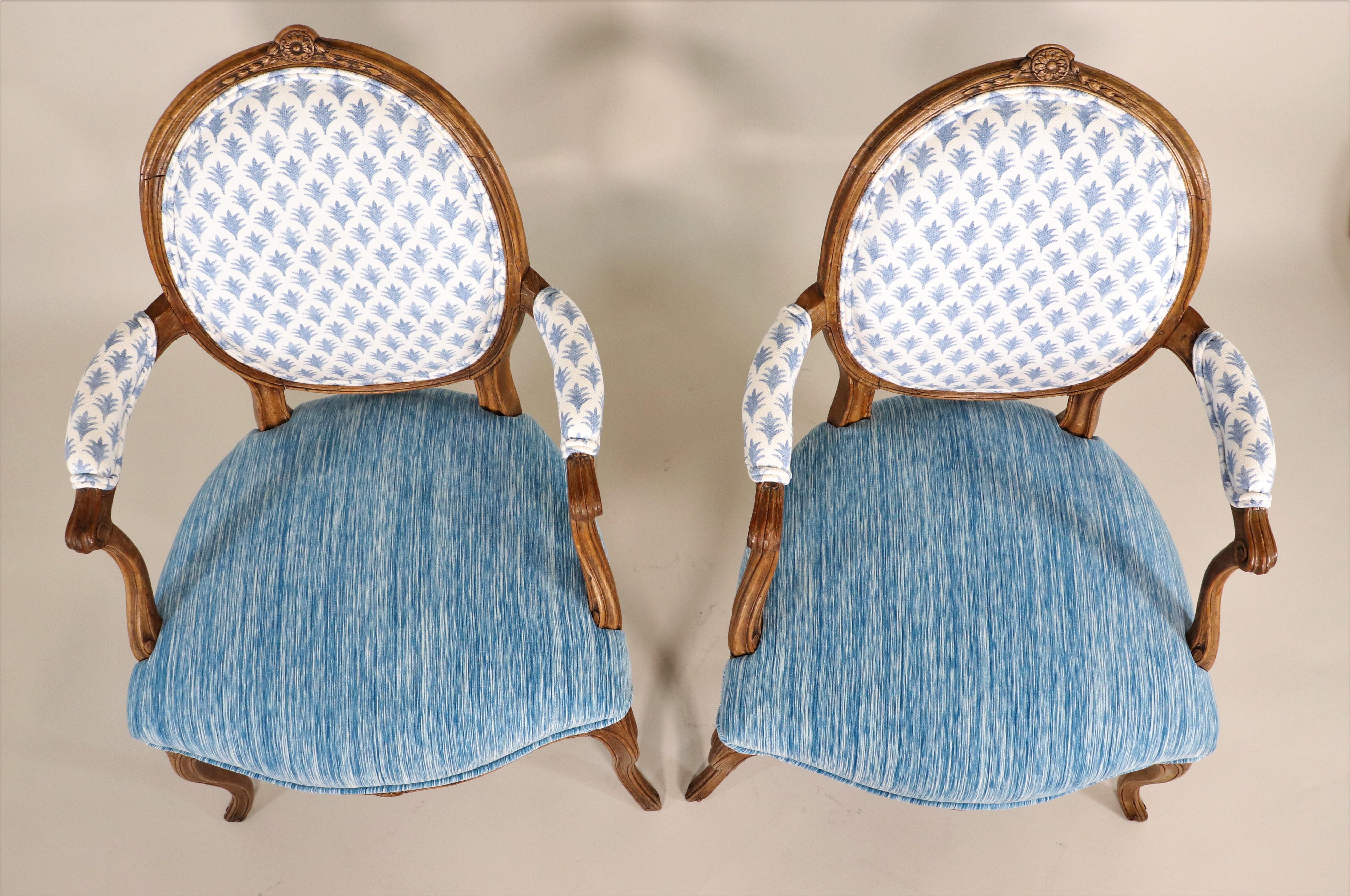 Paire de fauteuils de style Régence du milieu du 19e siècle avec tissus modernes Bon état - En vente à Chicago, IL