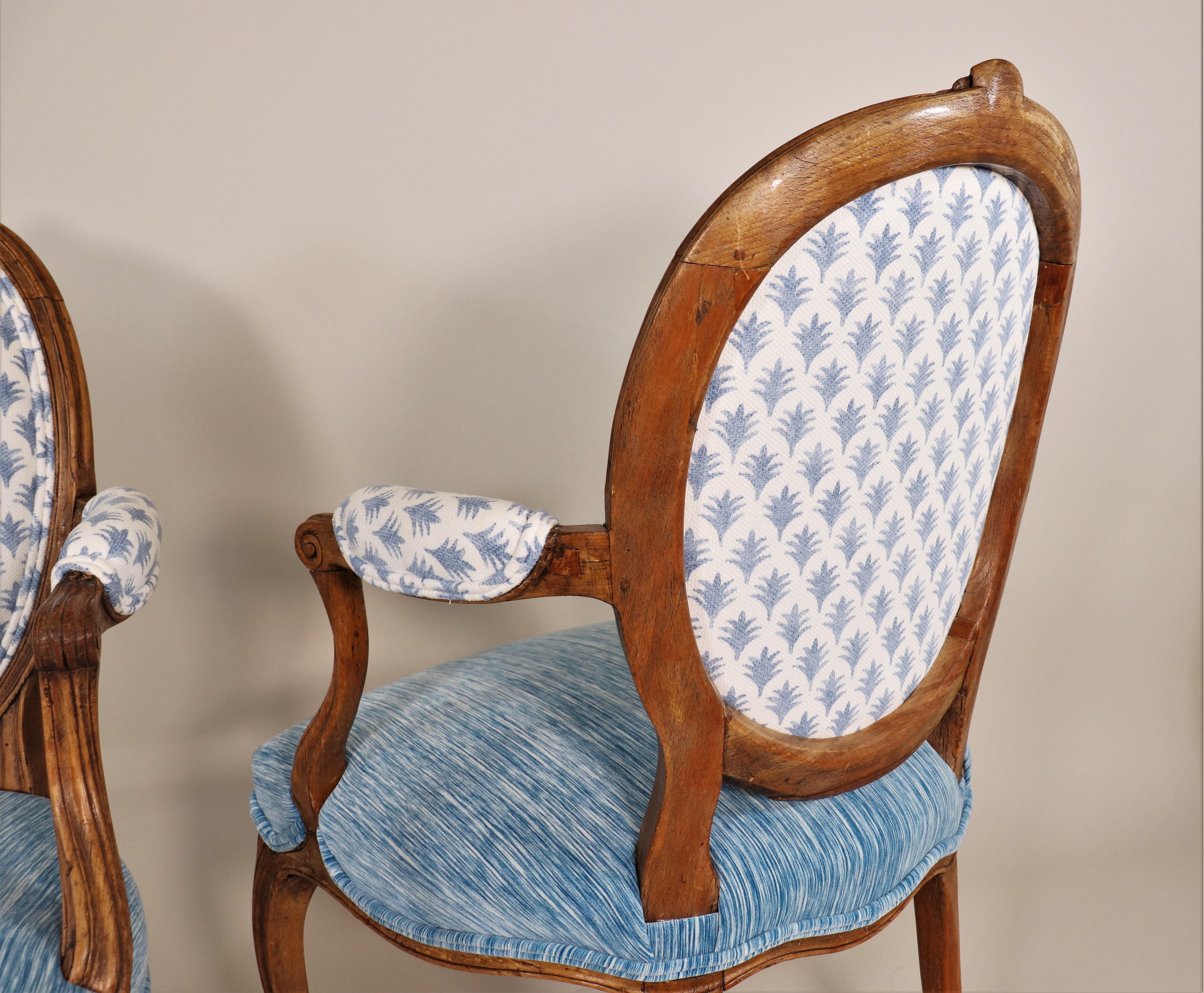 Pareja de Fauteuils franceses de mediados del siglo XIX estilo Régence con telas modernas en venta 2