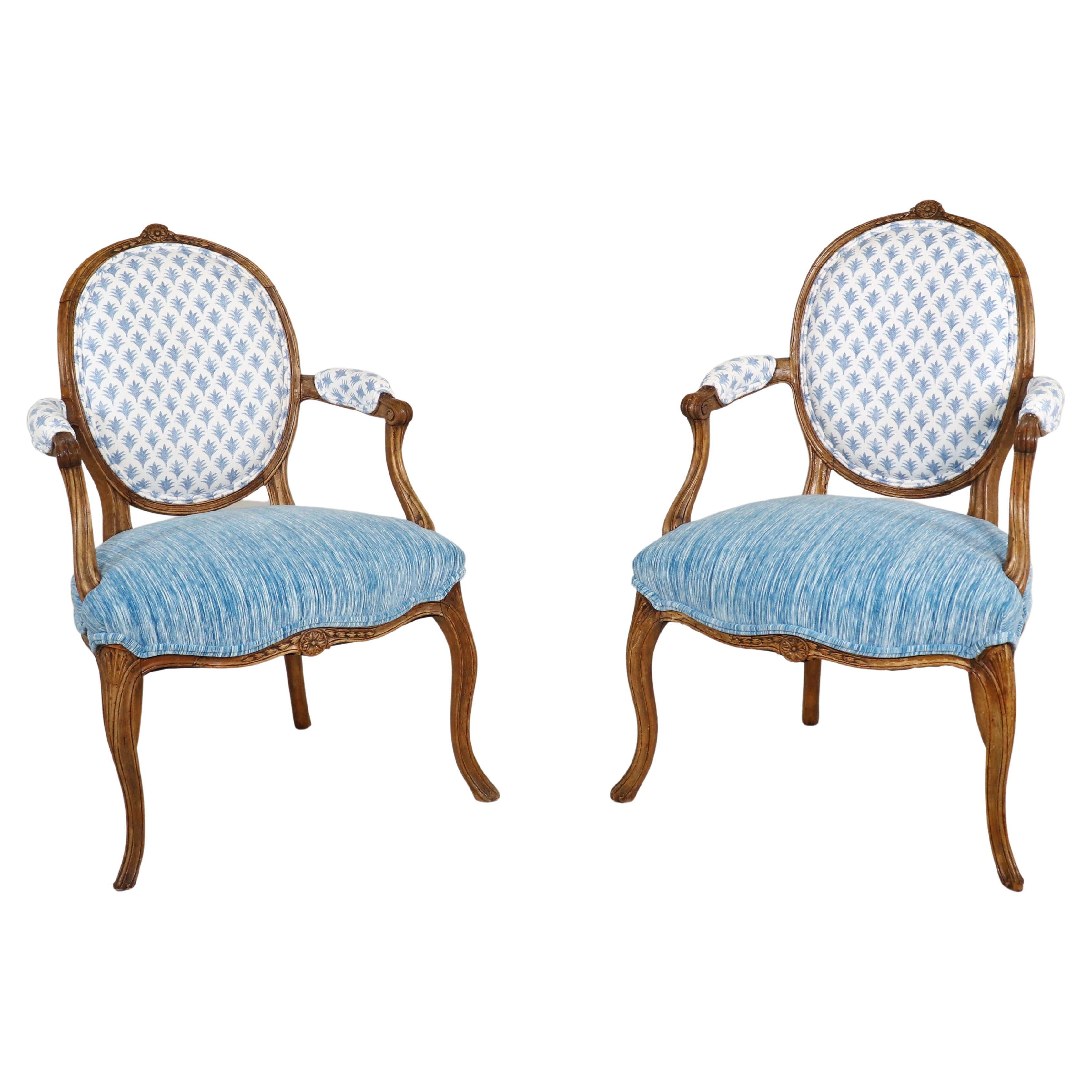 Paire de fauteuils de style Régence du milieu du 19e siècle avec tissus modernes