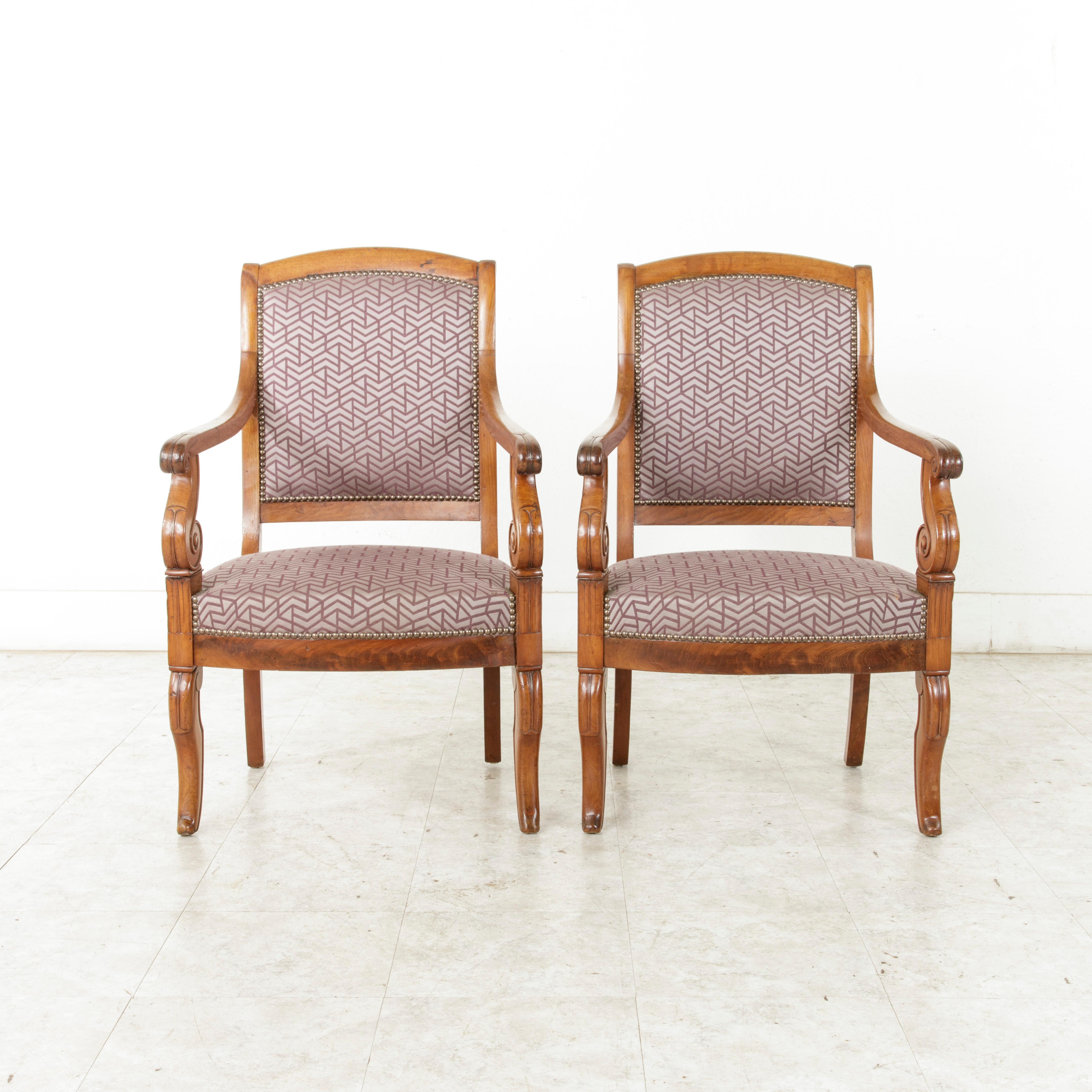 Pair of Mid-19th Century French Restauration Period Walnut Armchairs or Bergeres In Good Condition In Fayetteville, AR