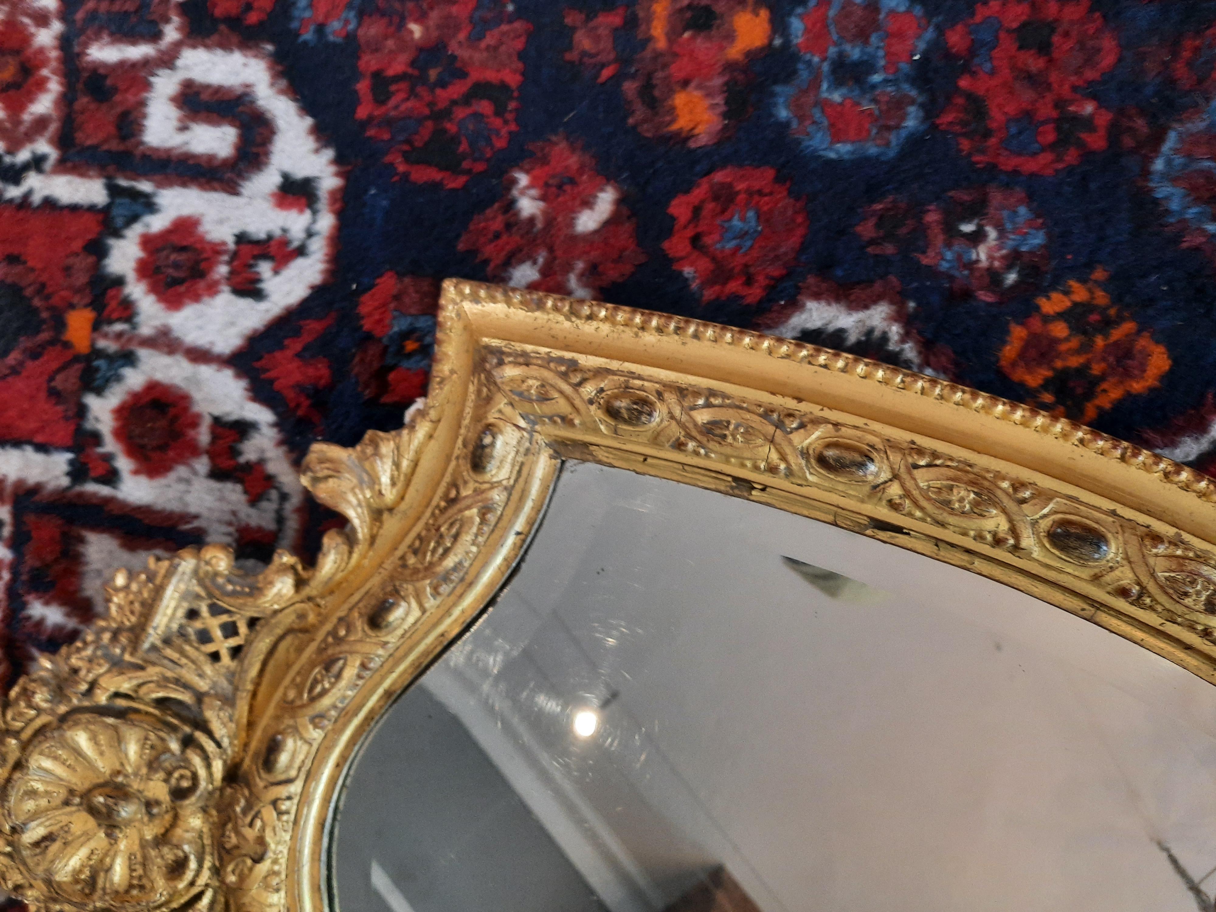 Paire de miroirs Girandole du milieu du 19ème siècle, dorés et gesso. Bon état - En vente à Altrincham, GB