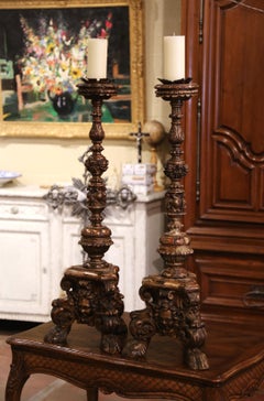 Coppia di candelieri italiani intagliati, policromi e dipinti della metà del XIX secolo