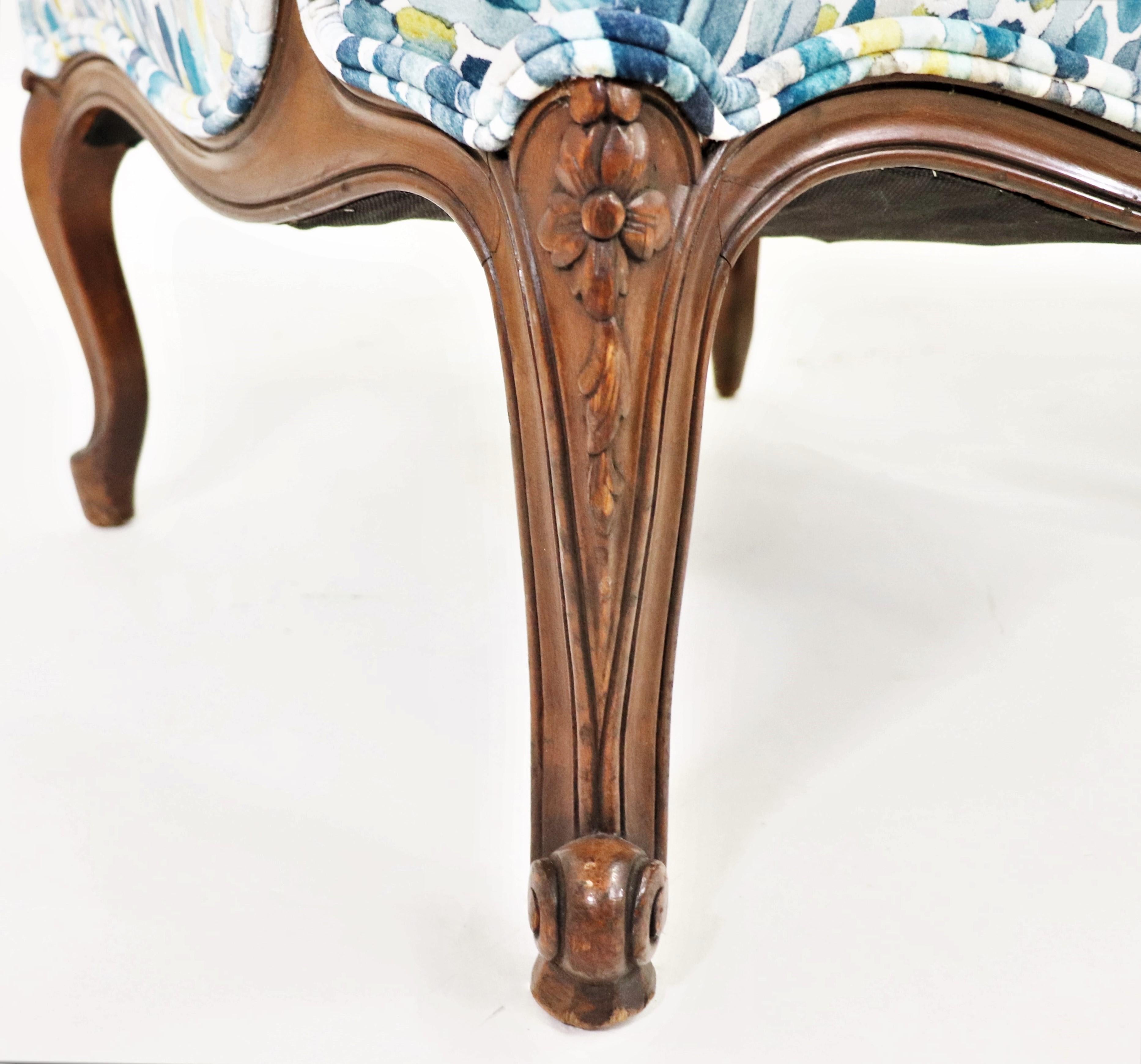 Paire de fauteuils Bergère de style Louis XV du milieu du XIXe siècle avec tissus modernes en vente 5
