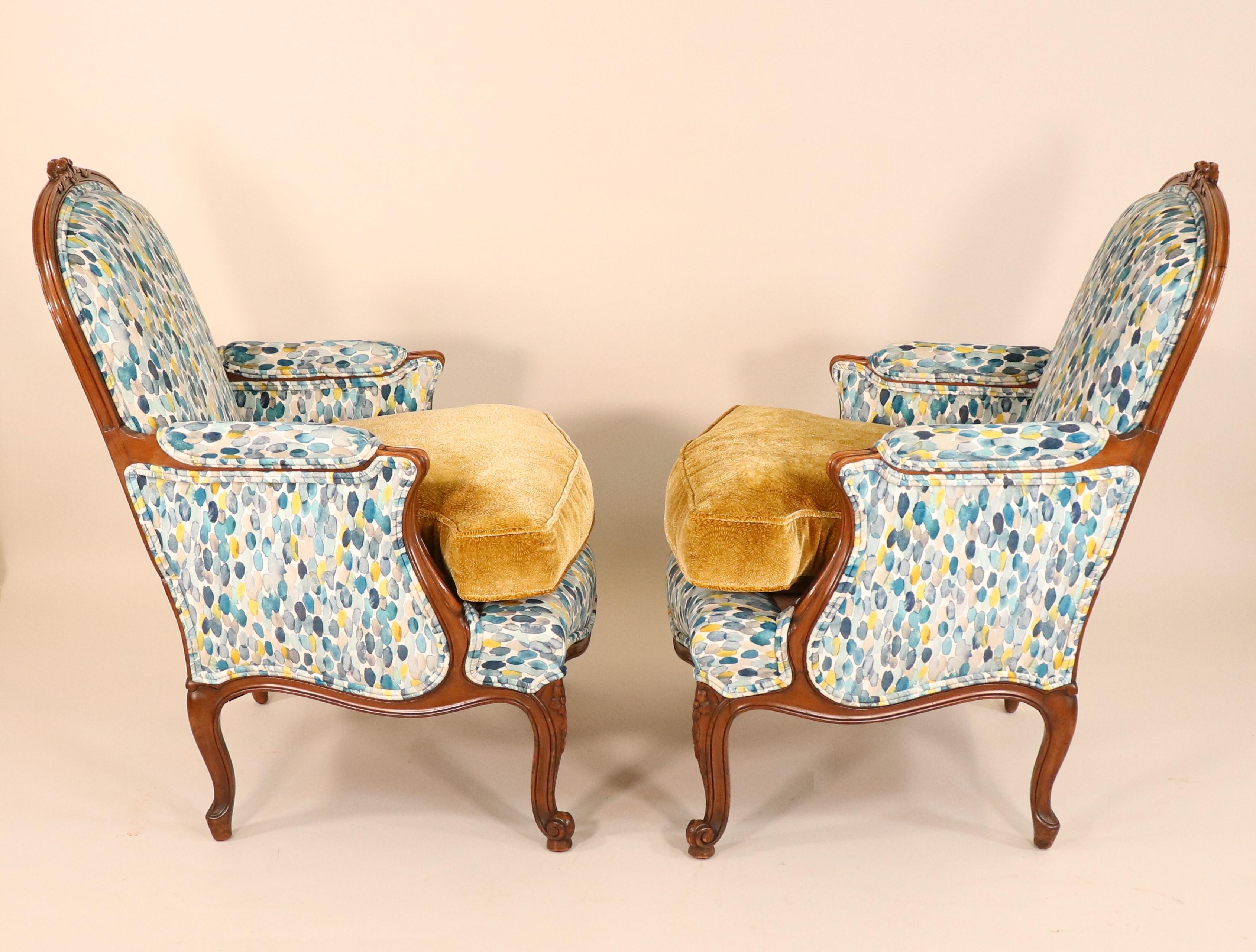 Français Paire de fauteuils Bergère de style Louis XV du milieu du XIXe siècle avec tissus modernes en vente