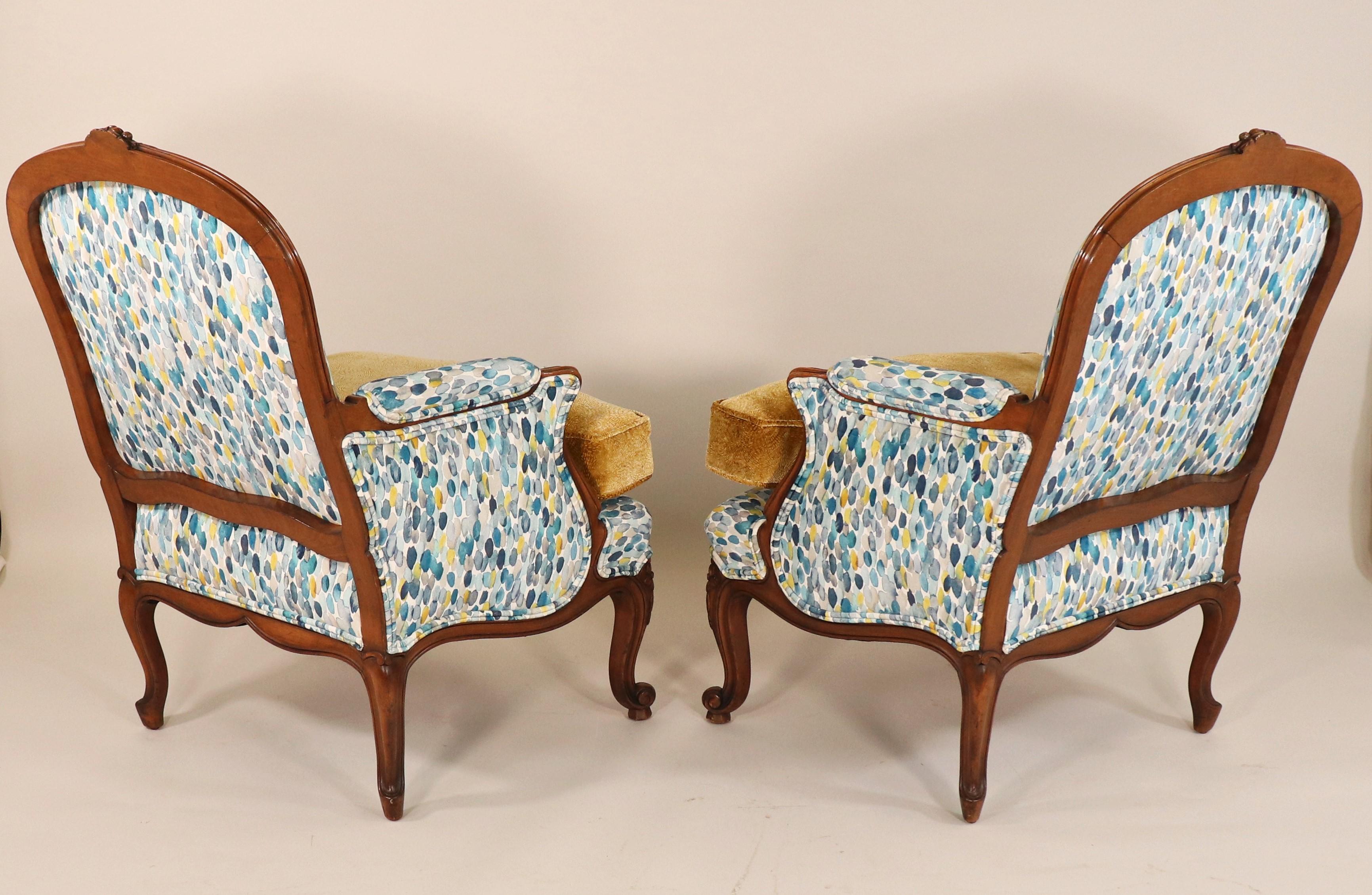 Carved Pair of Mid-19th Century Louis XV Style Bergère Armchairs with Modern Fabrics For Sale