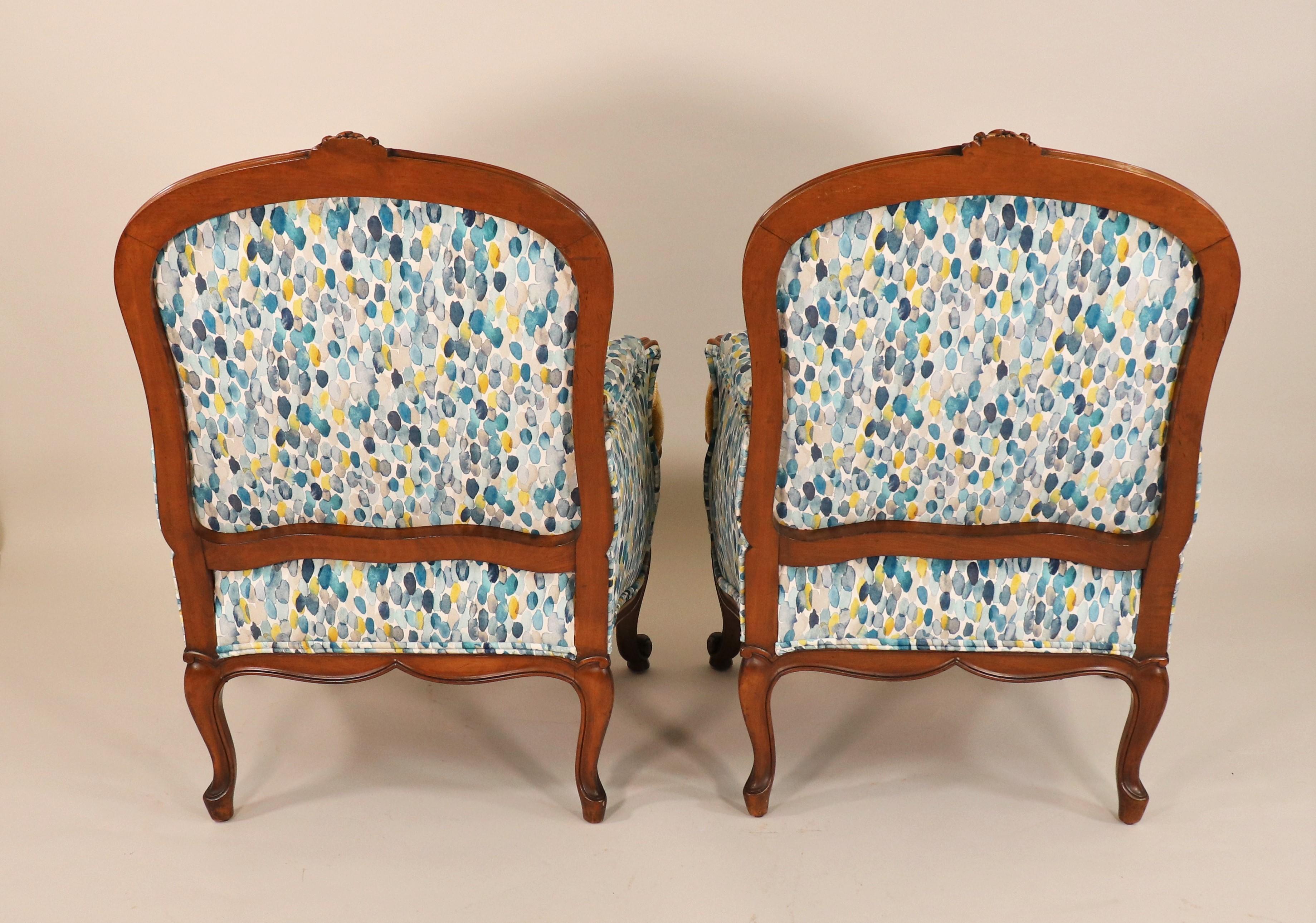 Paire de fauteuils Bergère de style Louis XV du milieu du XIXe siècle avec tissus modernes Bon état - En vente à Chicago, IL