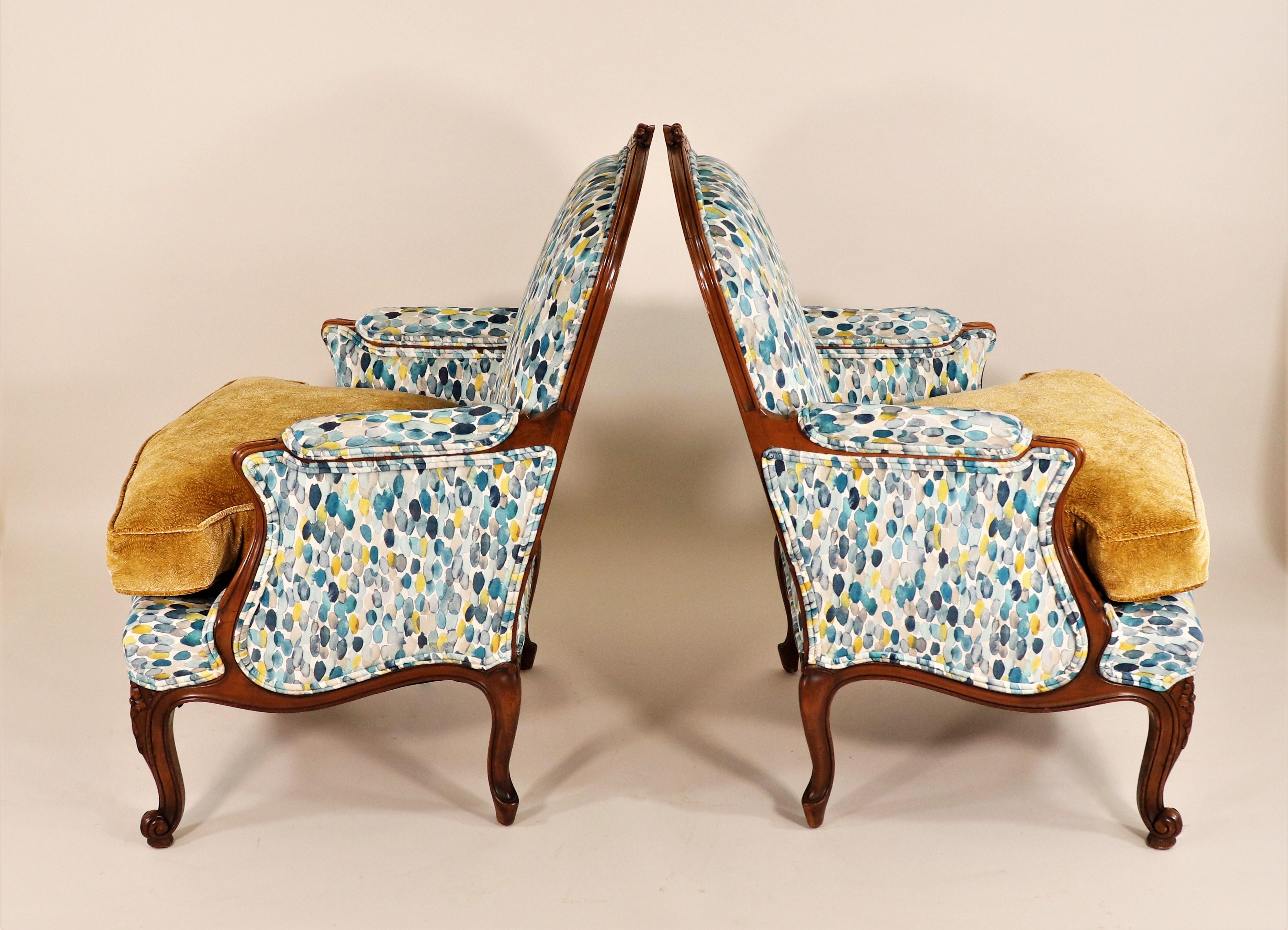 Tissu Paire de fauteuils Bergère de style Louis XV du milieu du XIXe siècle avec tissus modernes en vente