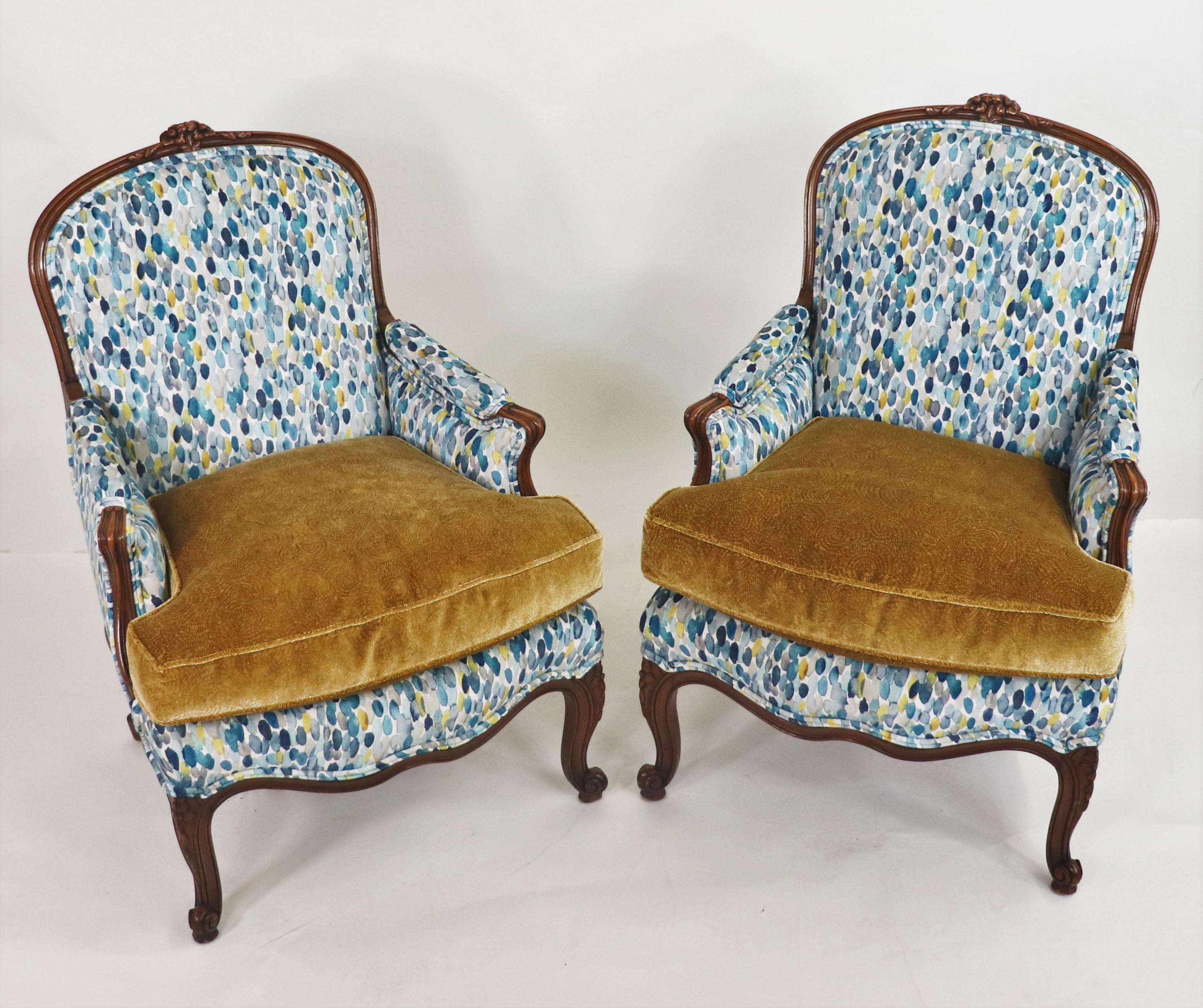 Paire de fauteuils Bergère de style Louis XV du milieu du XIXe siècle avec tissus modernes en vente 1