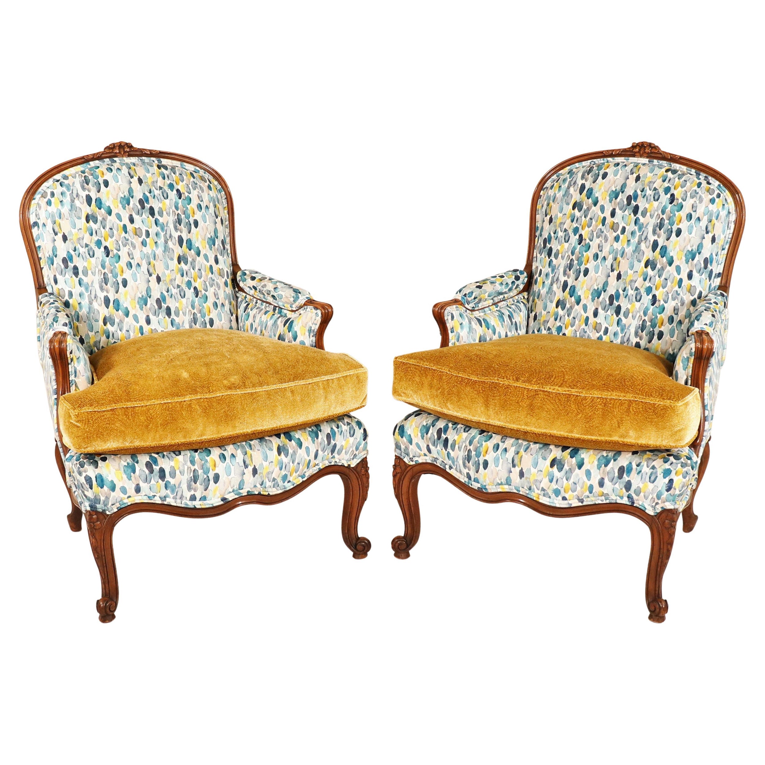 Pareja de sillones Bergère estilo Luis XV de mediados del siglo XIX con telas modernas