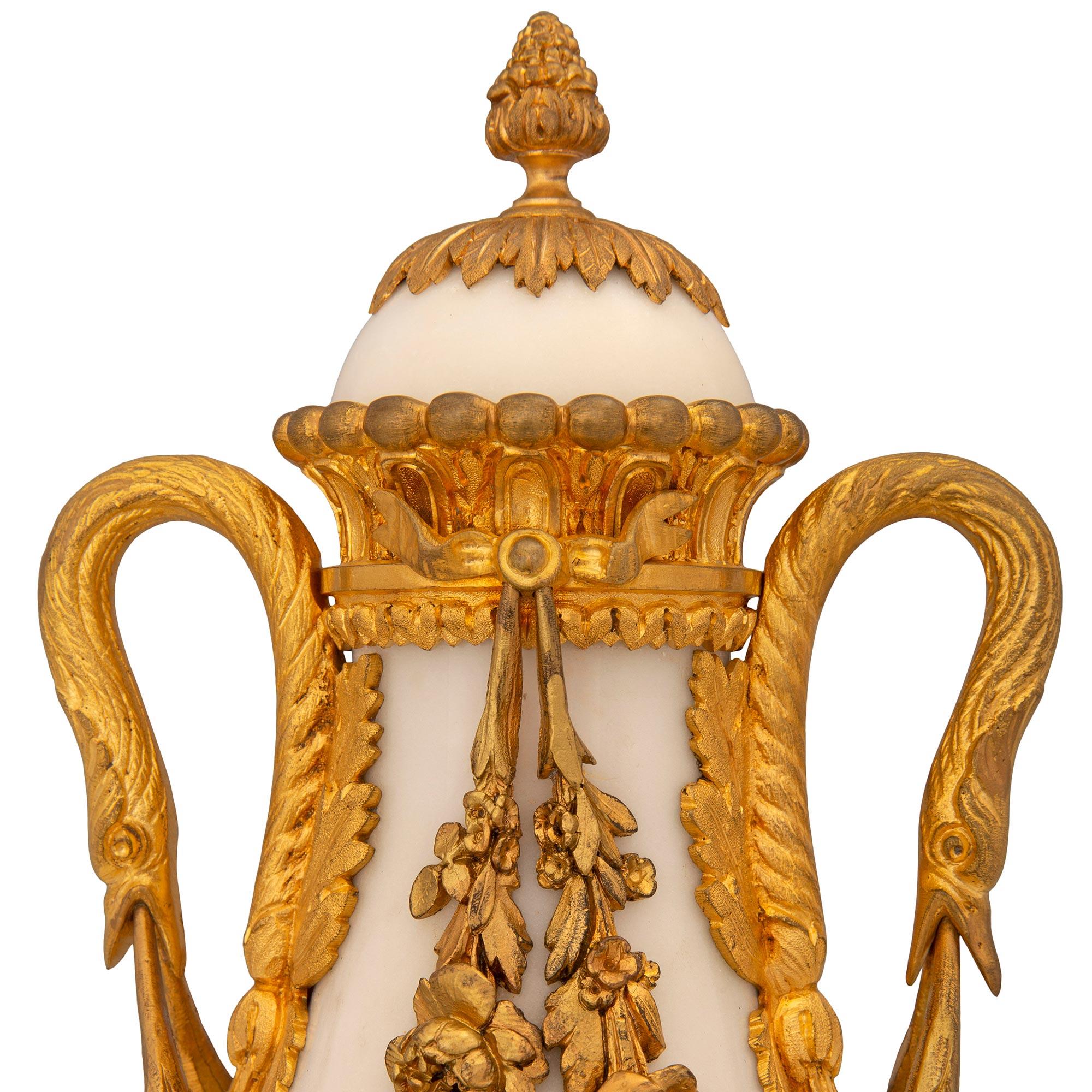 Bronze doré Paire de cassolettes de style Louis XVI du milieu du XIXe siècle montées en marbre et similor en vente