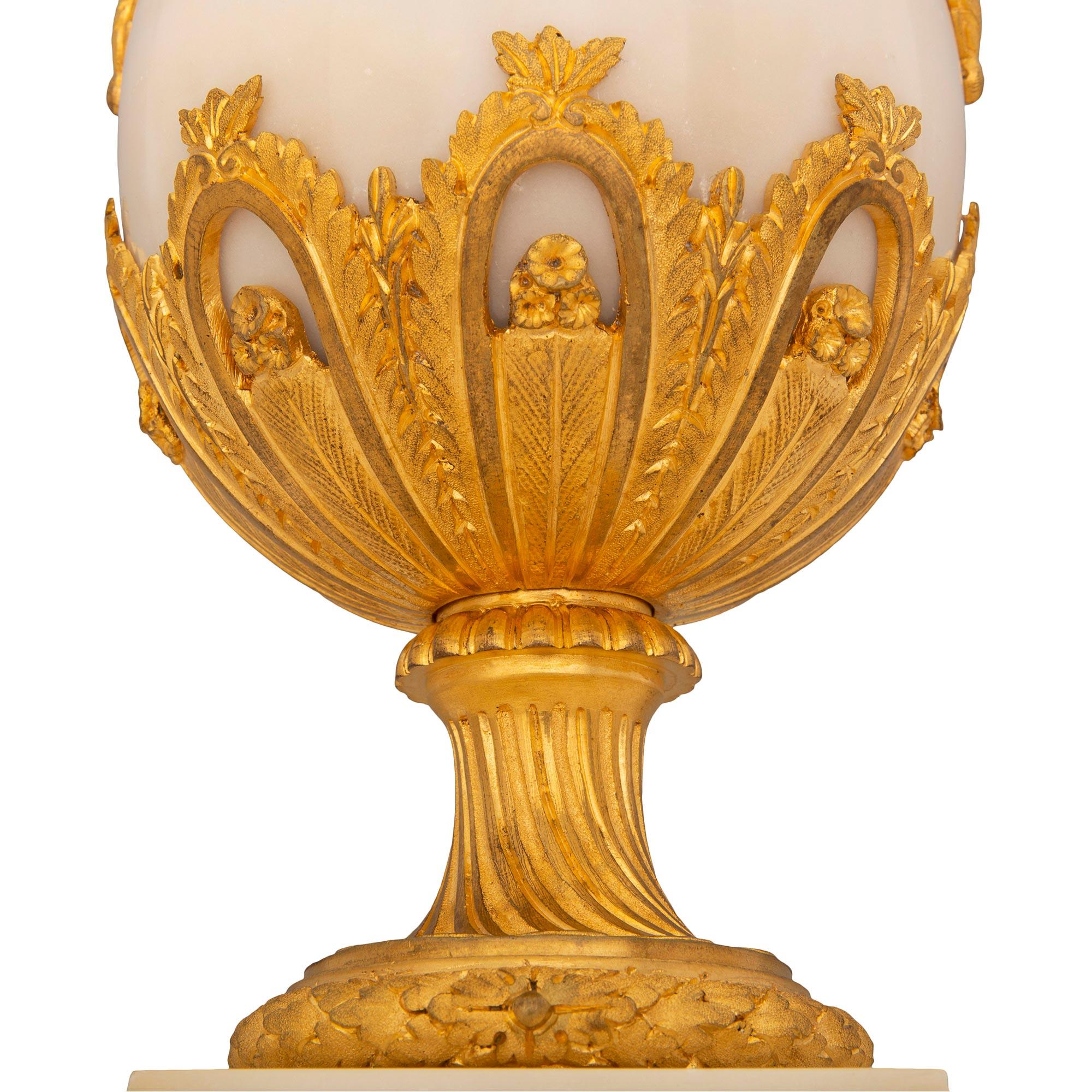 Ein Paar Marmor- und Goldbronze-Caboletten im Louis-XVI-Stil aus der Mitte des 19. Jahrhunderts im Angebot 3