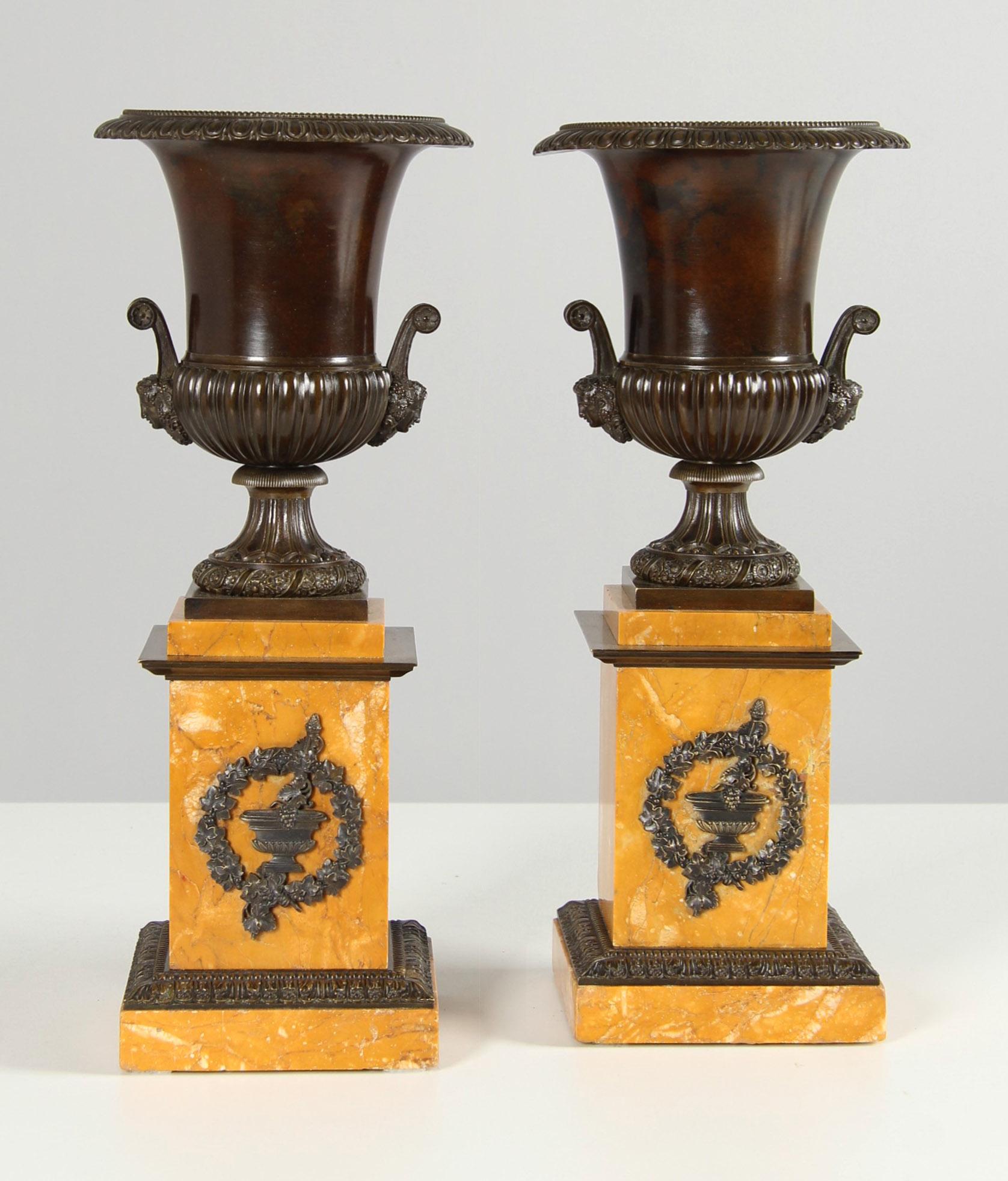 Coppia di vasi medicei della metà del XIX secolo, bronzo patinato, marmo di Siena, 1840 ca. in vendita 3