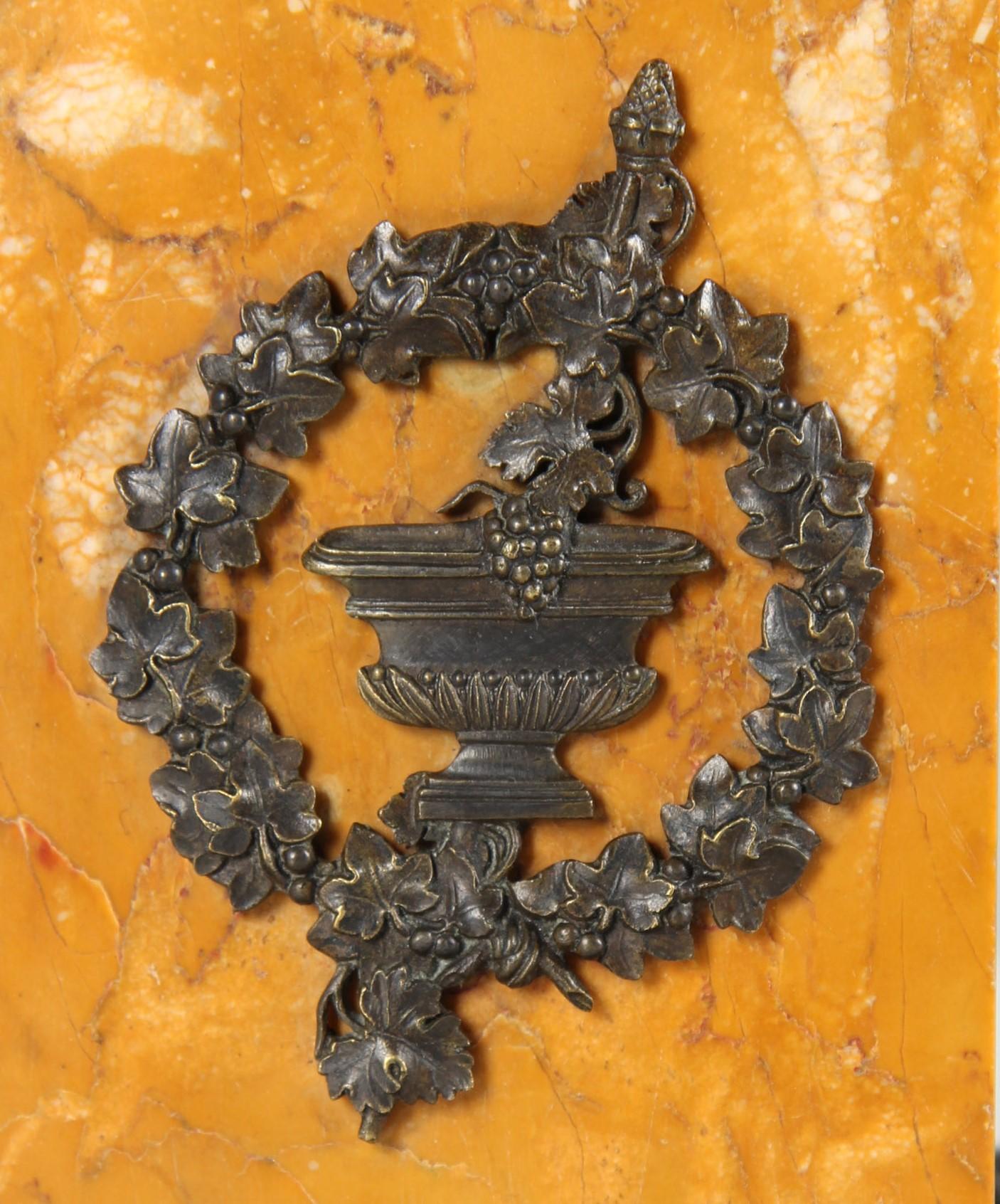 Coppia di vasi medicei della metà del XIX secolo, bronzo patinato, marmo di Siena, 1840 ca. in vendita 4