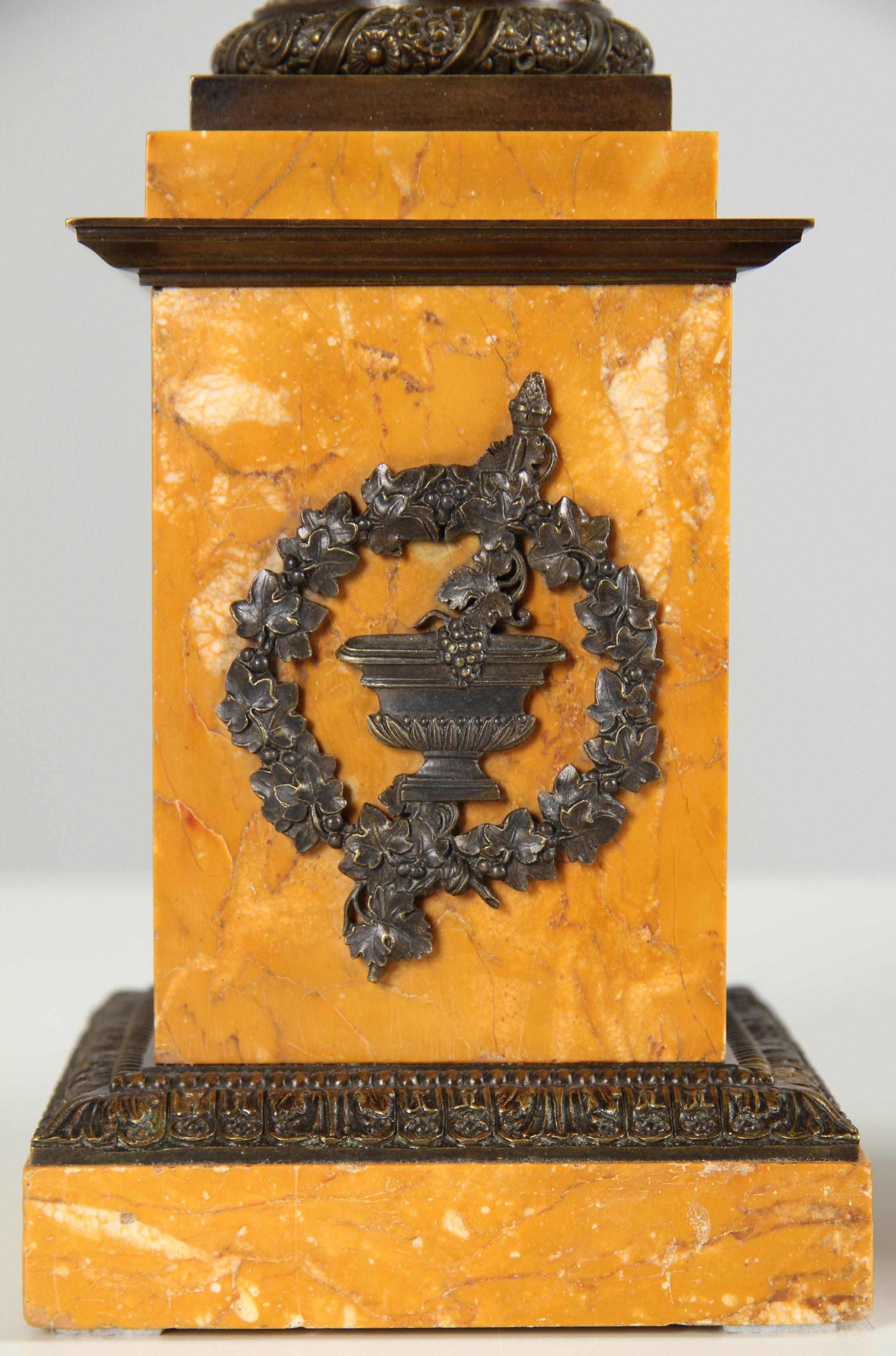 Coppia di vasi medicei della metà del XIX secolo, bronzo patinato, marmo di Siena, 1840 ca. in vendita 5