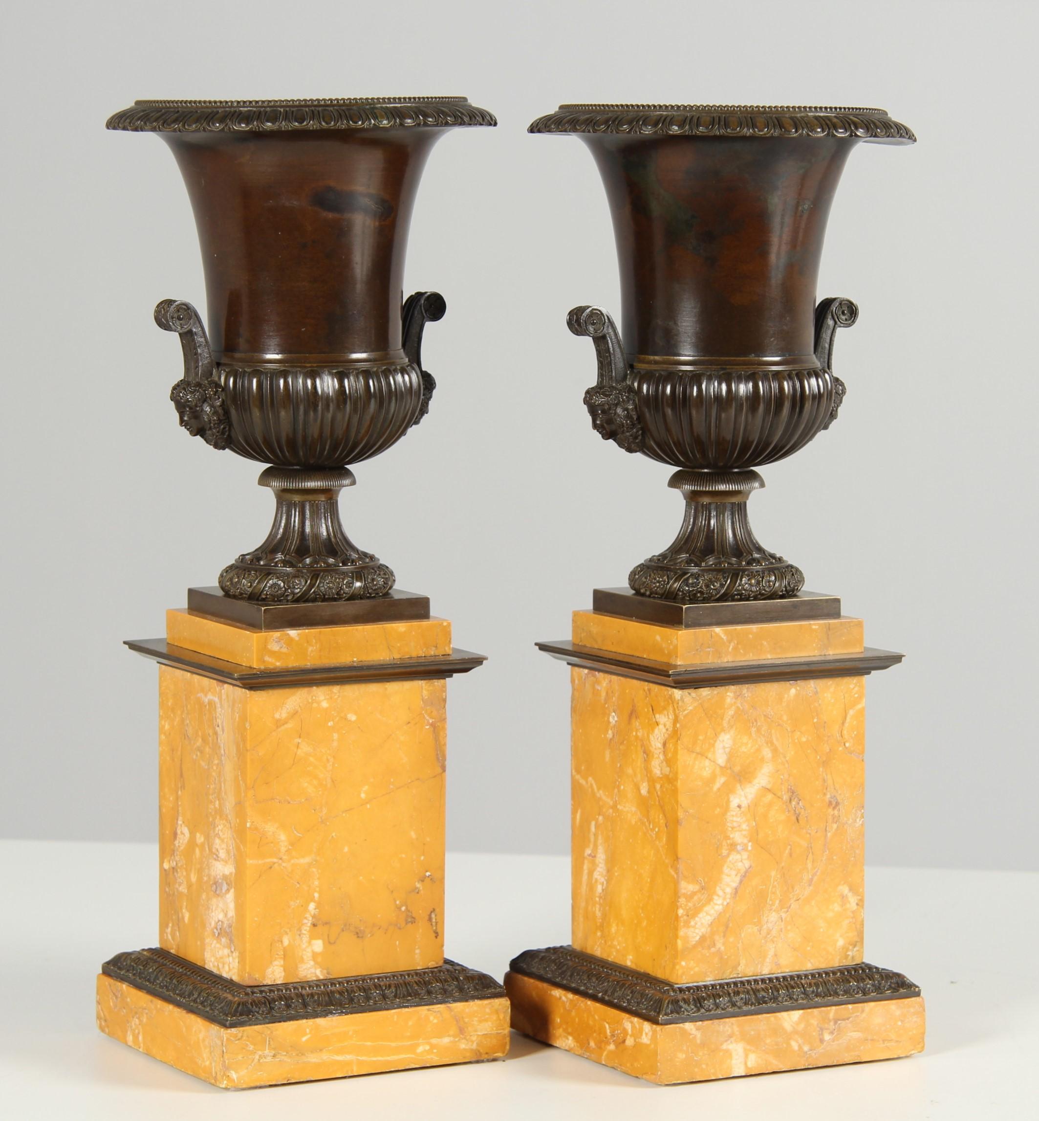 Coppia di vasi medicei della metà del XIX secolo, bronzo patinato, marmo di Siena, 1840 ca. in vendita 6