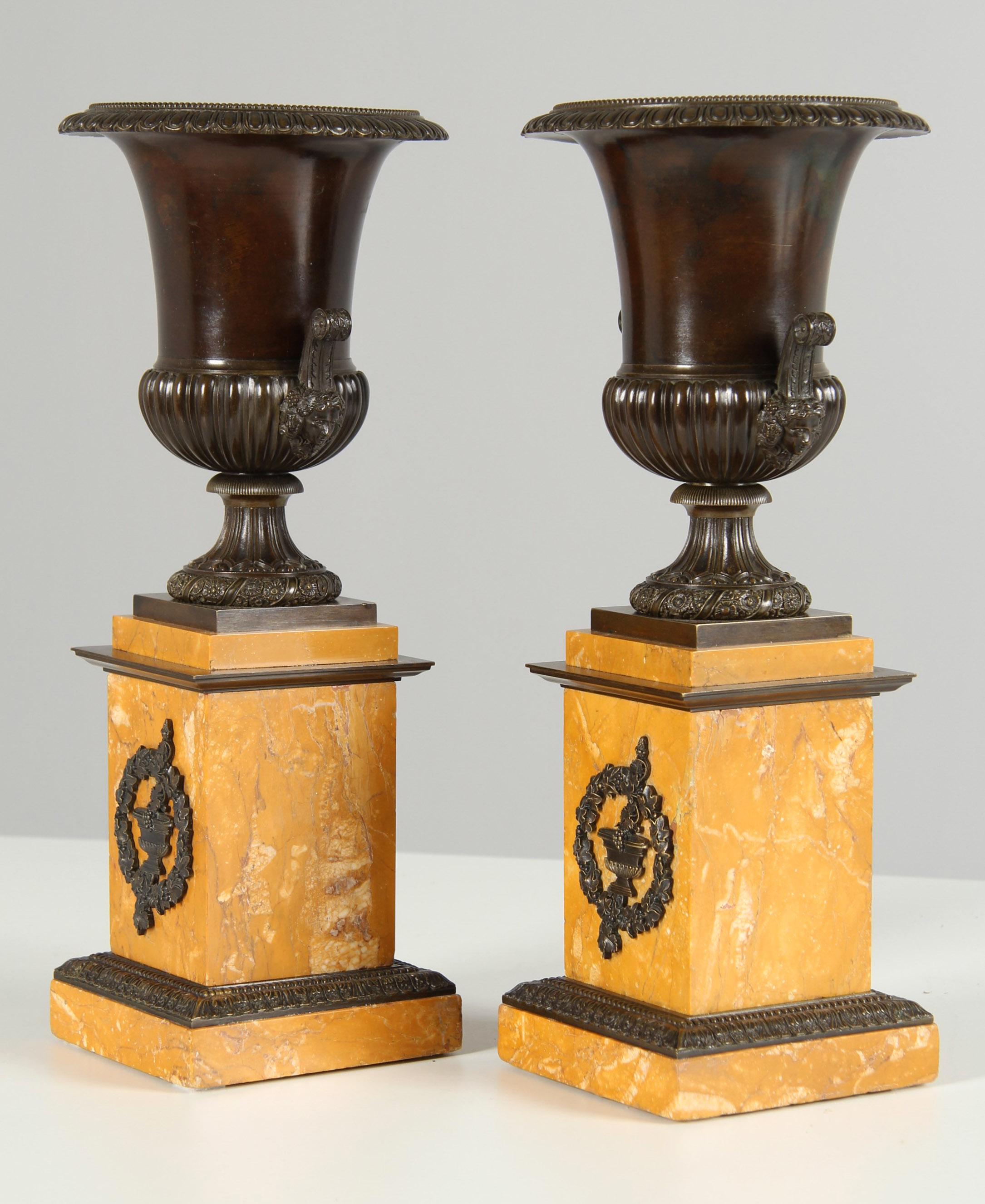 Coppia di vasi medicei della metà del XIX secolo, bronzo patinato, marmo di Siena, 1840 ca. in vendita 7