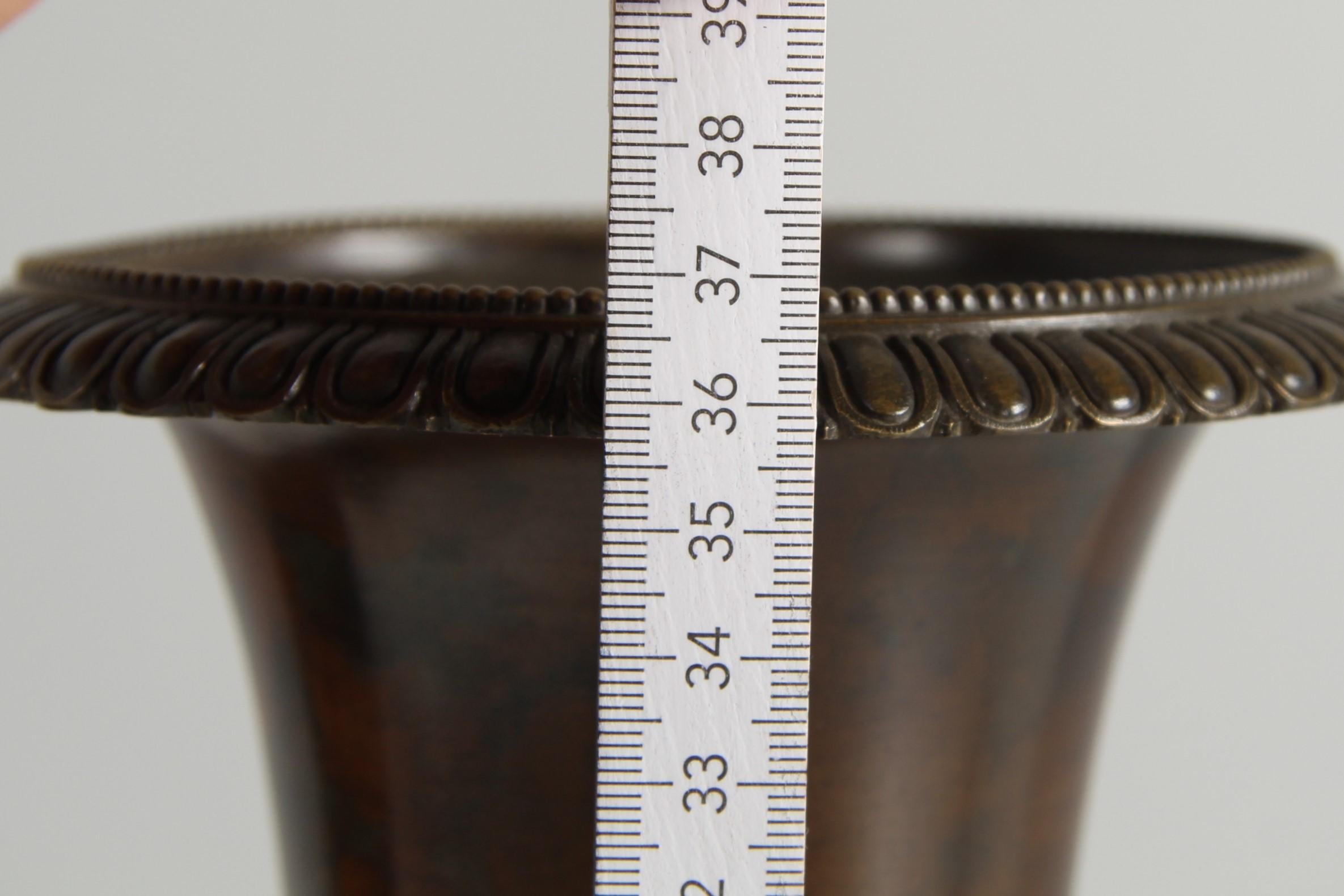 Coppia di vasi medicei della metà del XIX secolo, bronzo patinato, marmo di Siena, 1840 ca. in vendita 8