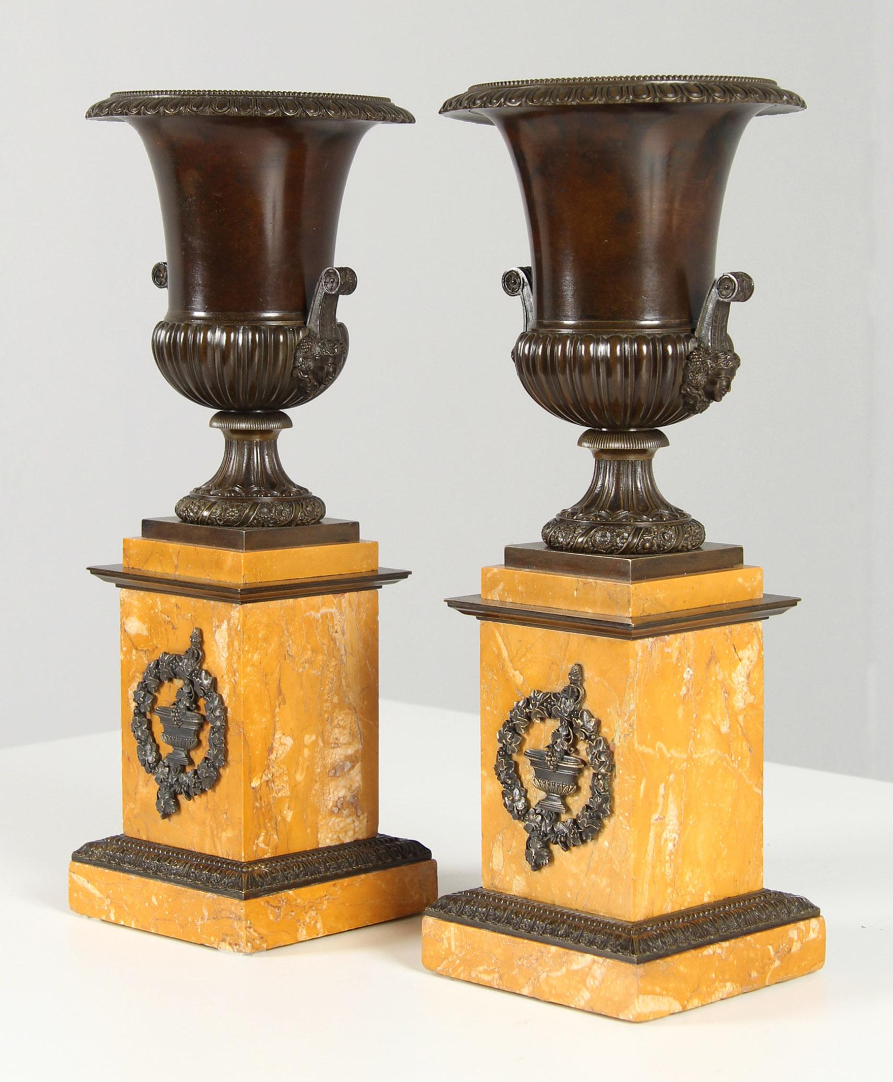 Coppia di antichi vasi medicei

Francia
Bronzo, marmo
Metà del XIX secolo

Dimensioni: H. H. x L. x P.: 37 x 12 x 12 cm.

Descrizione:
Bella e ben conservata coppia di vasi medicei nello stile degli oggetti del Grand Tour.

Ciascuna con un