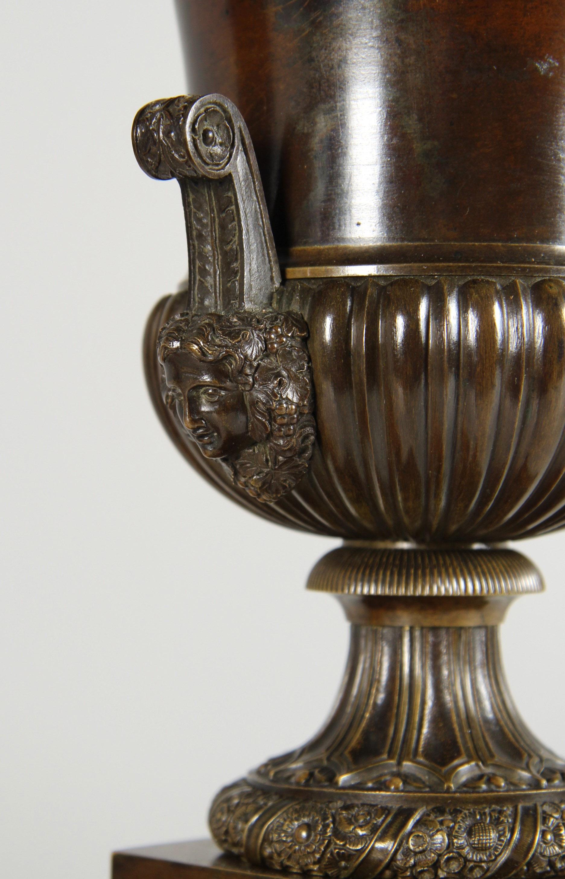 Carlo X Coppia di vasi medicei della metà del XIX secolo, bronzo patinato, marmo di Siena, 1840 ca. in vendita
