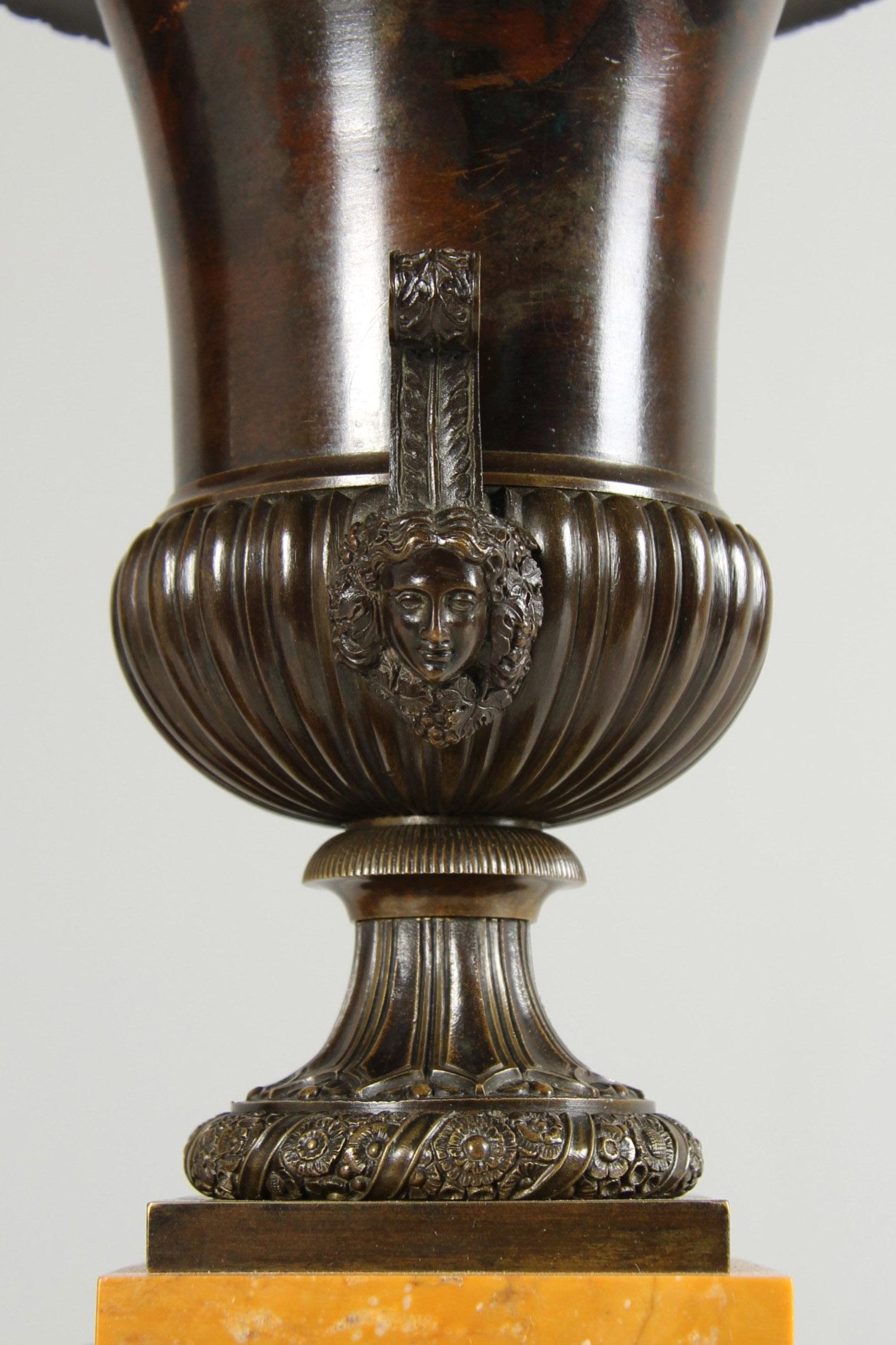 Francese Coppia di vasi medicei della metà del XIX secolo, bronzo patinato, marmo di Siena, 1840 ca. in vendita