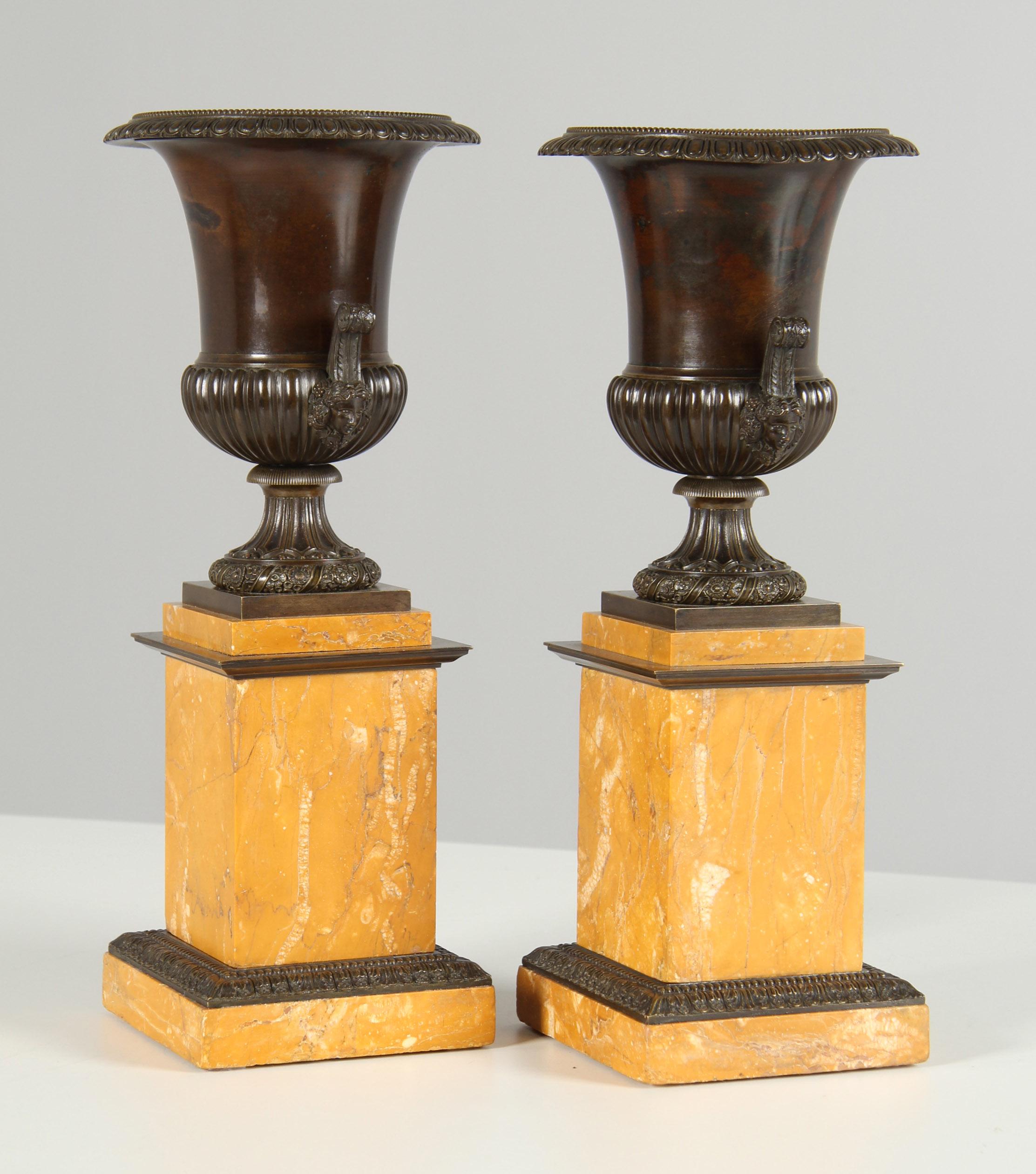Coppia di vasi medicei della metà del XIX secolo, bronzo patinato, marmo di Siena, 1840 ca. In condizioni buone in vendita a Greven, DE