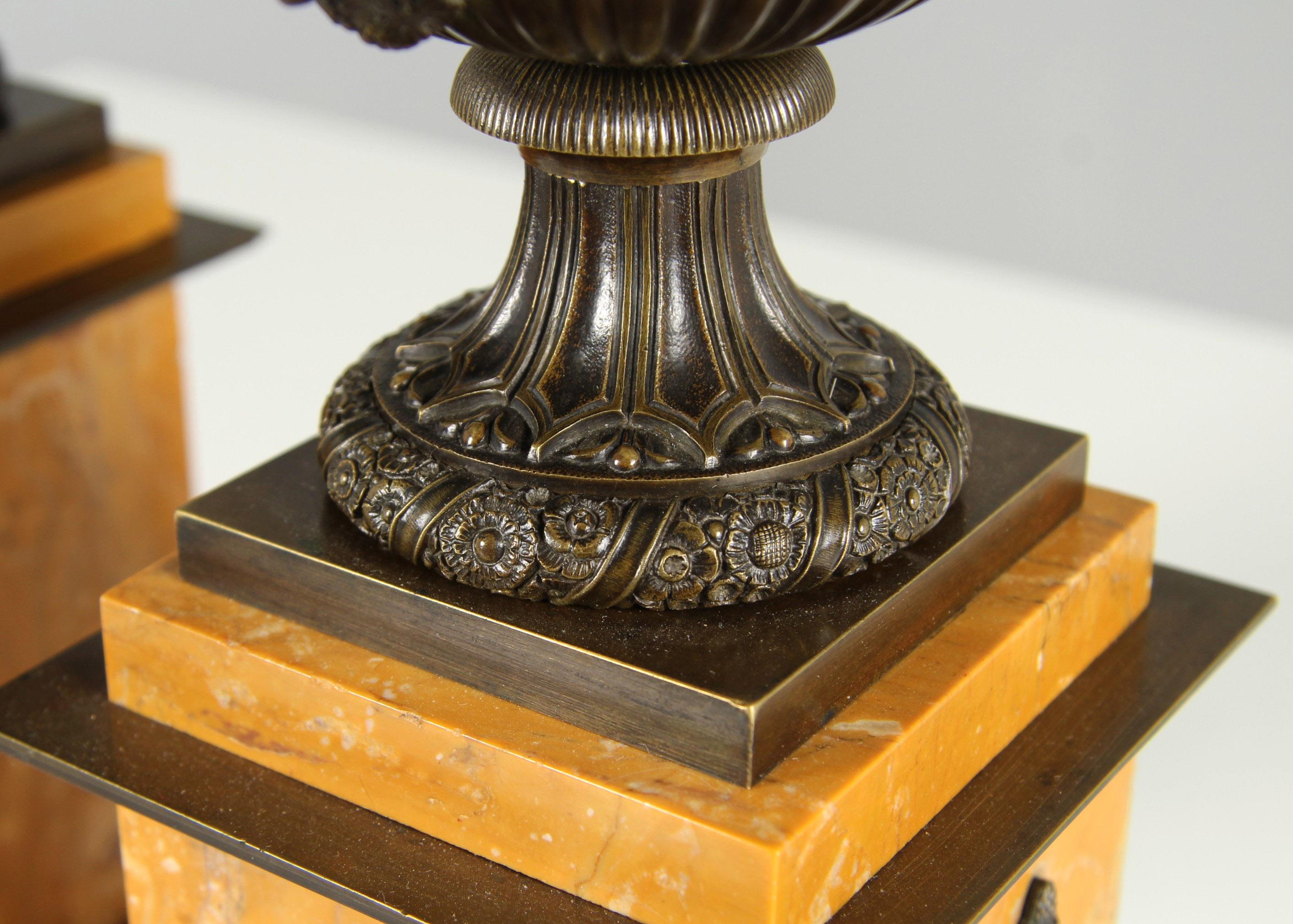 Bronzo Coppia di vasi medicei della metà del XIX secolo, bronzo patinato, marmo di Siena, 1840 ca. in vendita
