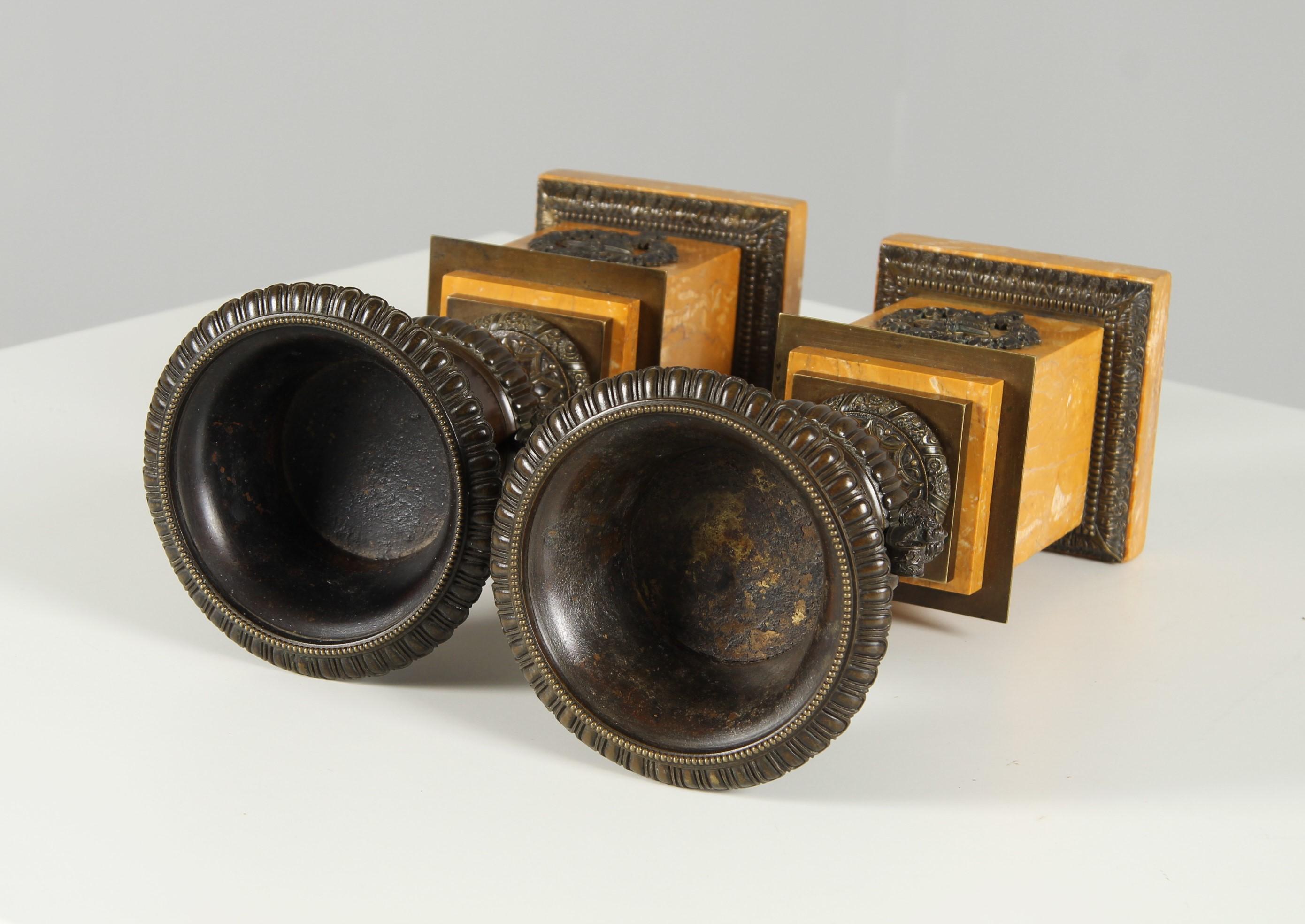 Coppia di vasi medicei della metà del XIX secolo, bronzo patinato, marmo di Siena, 1840 ca. in vendita 1
