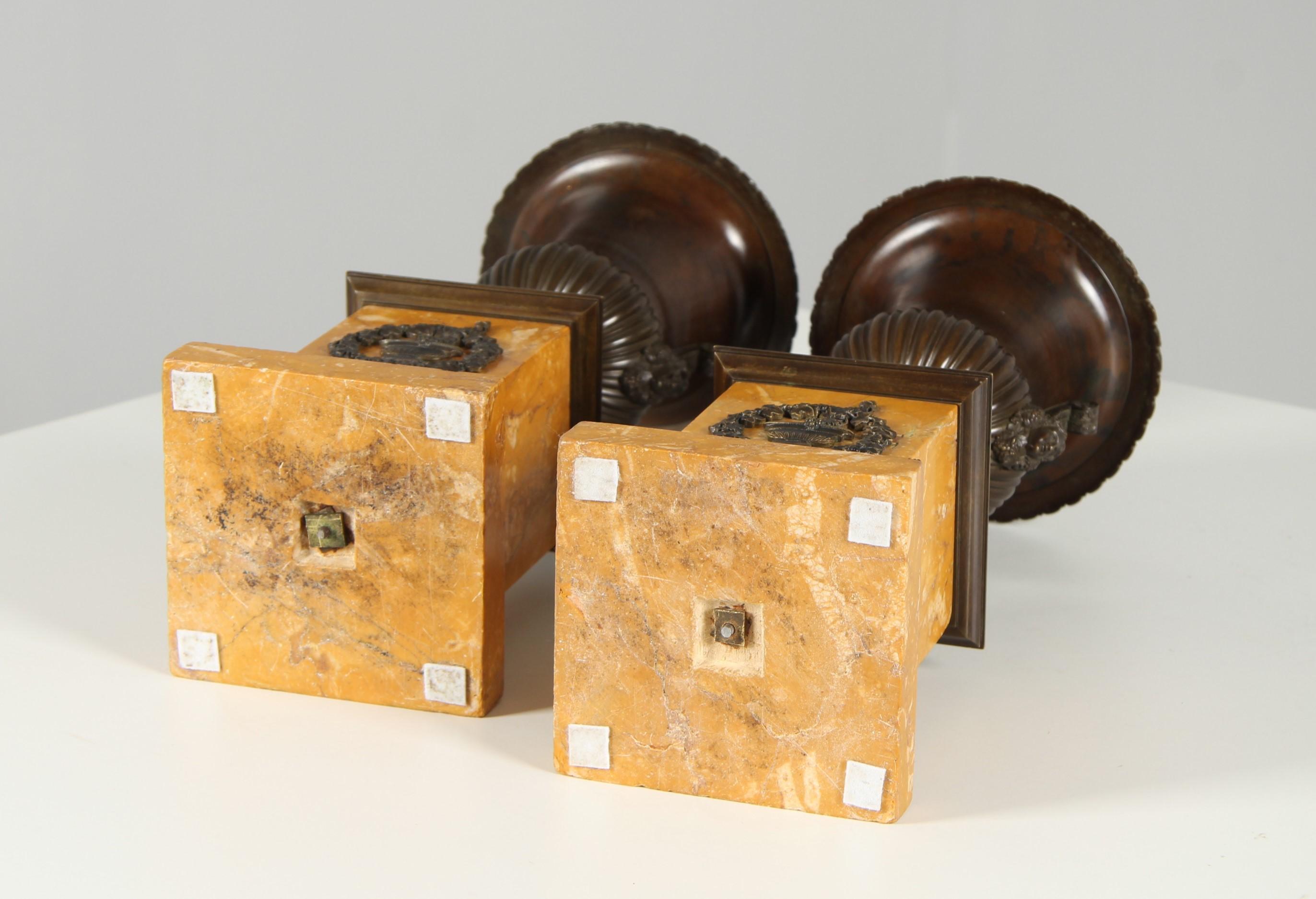 Coppia di vasi medicei della metà del XIX secolo, bronzo patinato, marmo di Siena, 1840 ca. in vendita 2
