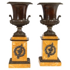 Paar Medici-Vasen aus der Mitte des 19. Jahrhunderts, patinierte Bronze, Siena-Marmor, um 1840