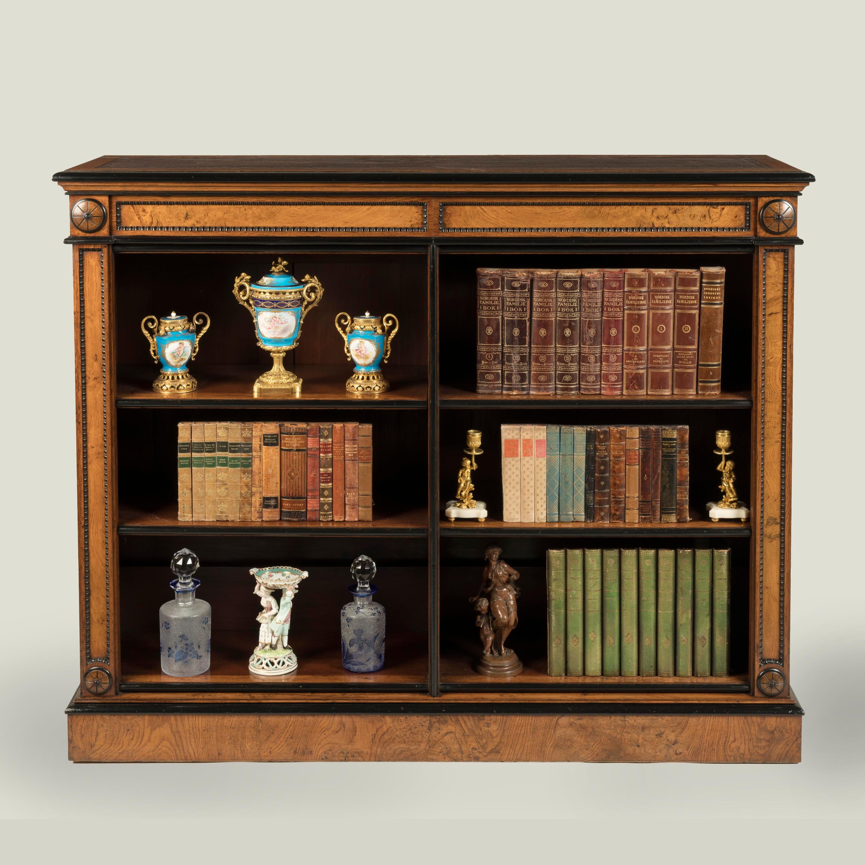 Zwei Bücherregale aus Eiche aus der Mitte des 19. Jahrhunderts mit ebonisierten und geschnitzten Details (Ebonisiert) im Angebot