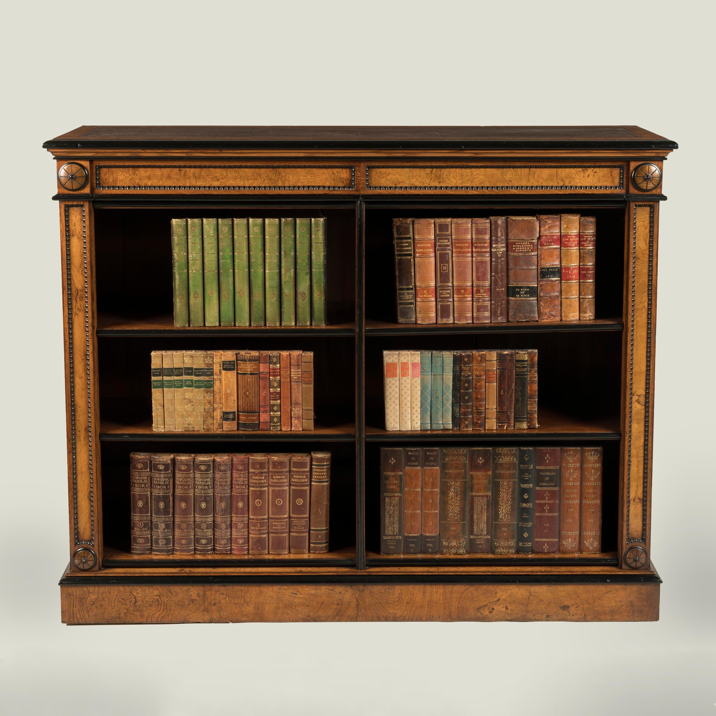 Zwei Bücherregale aus Eiche aus der Mitte des 19. Jahrhunderts mit ebonisierten und geschnitzten Details im Zustand „Gut“ im Angebot in London, GB
