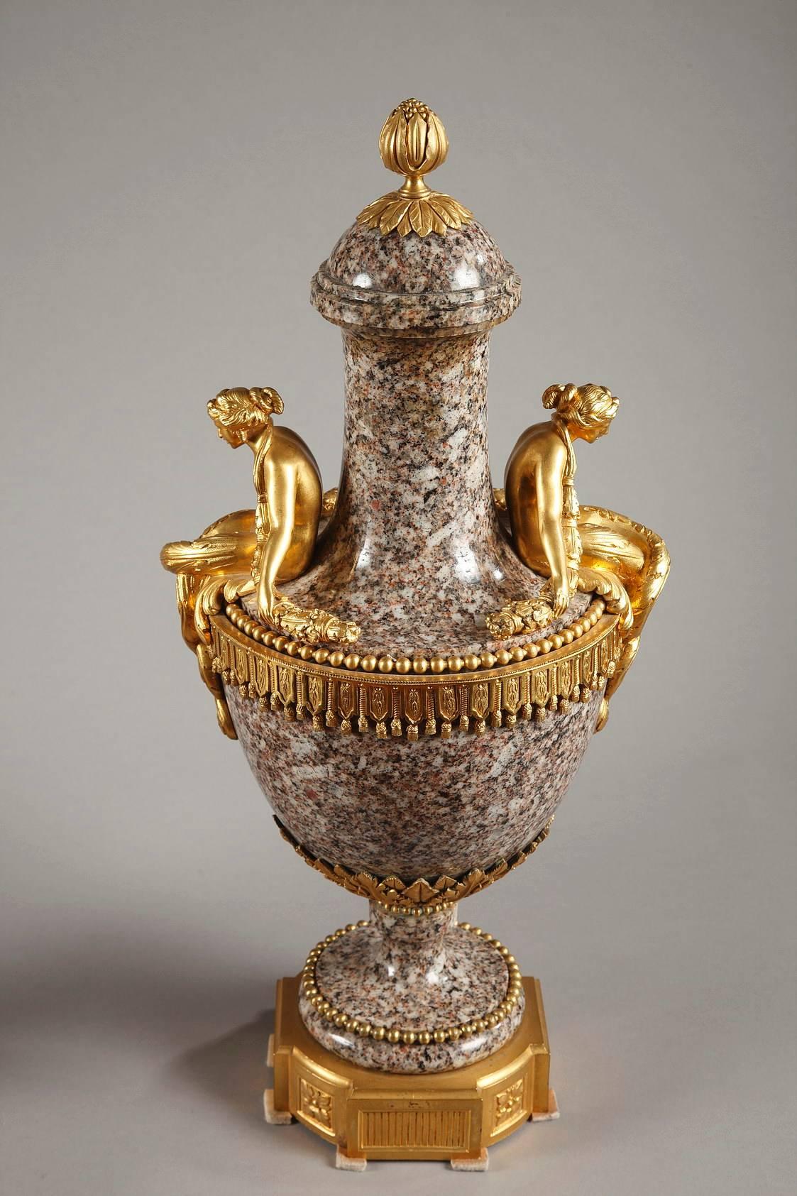Paar Vasen aus Ural-Granit und vergoldeter Bronze im Louis-XVI-Stil aus der Mitte des 19 (Louis XVI.) im Angebot