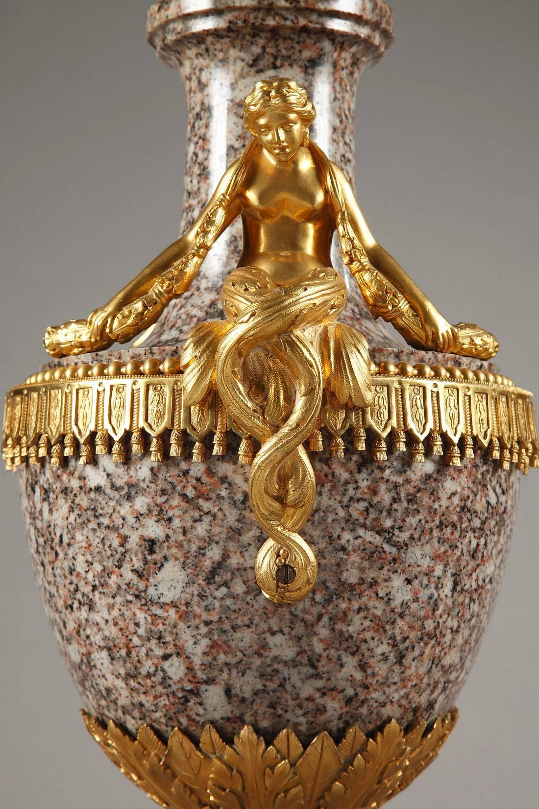 Paar Vasen aus Ural-Granit und vergoldeter Bronze im Louis-XVI-Stil aus der Mitte des 19 im Zustand „Gut“ im Angebot in Paris, FR