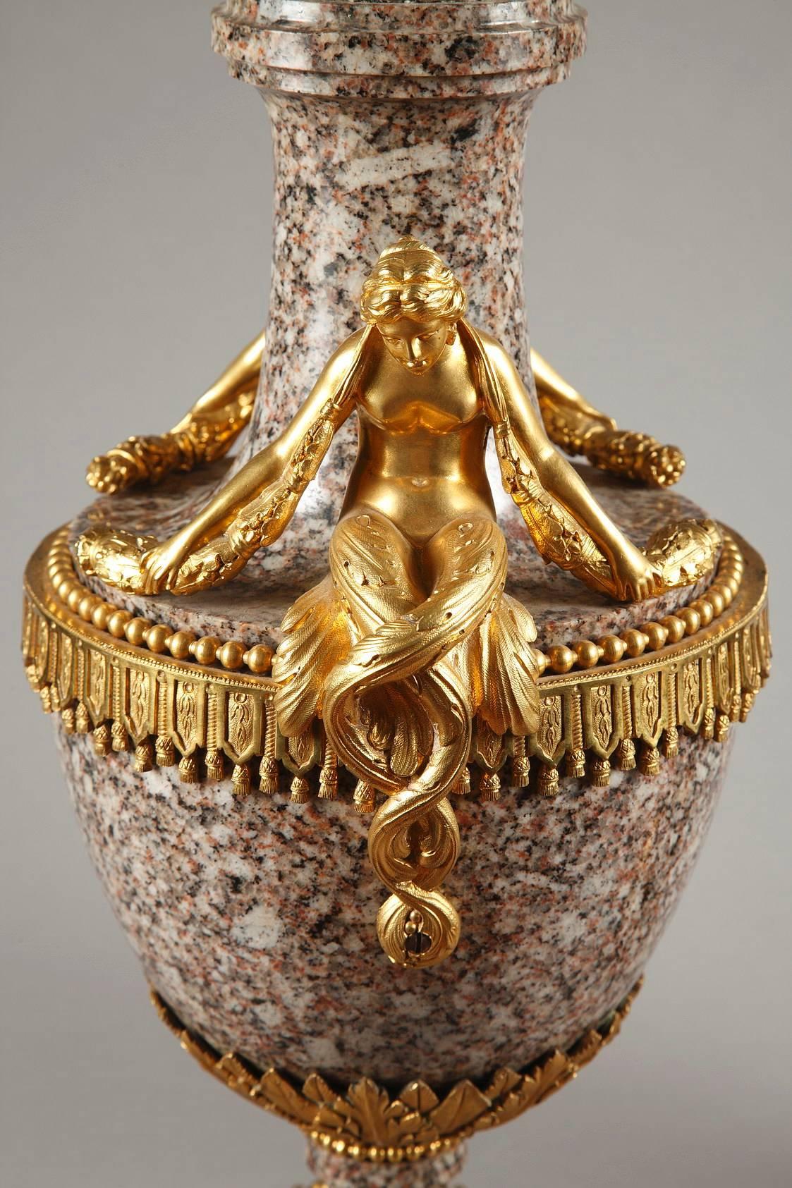 Paar Vasen aus Ural-Granit und vergoldeter Bronze im Louis-XVI-Stil aus der Mitte des 19 (Mittleres 19. Jahrhundert) im Angebot