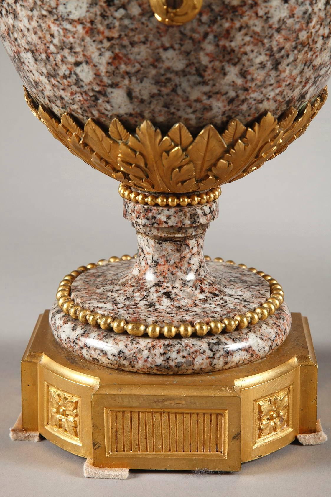 Paar Vasen aus Ural-Granit und vergoldeter Bronze im Louis-XVI-Stil aus der Mitte des 19 im Angebot 1