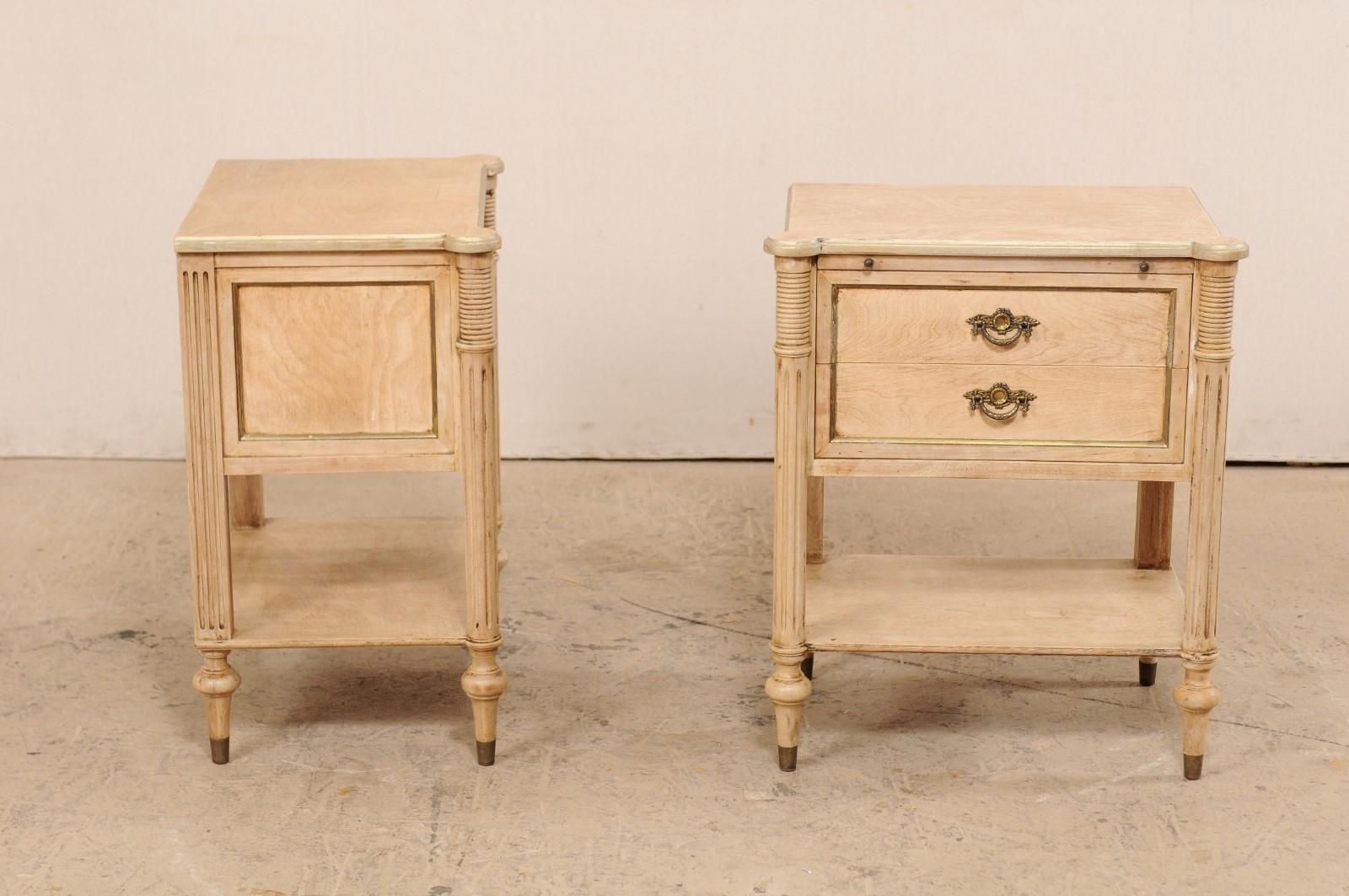 Pair of Mid-20th Century American Carved Wood Nightstands In Good Condition In Atlanta, GA