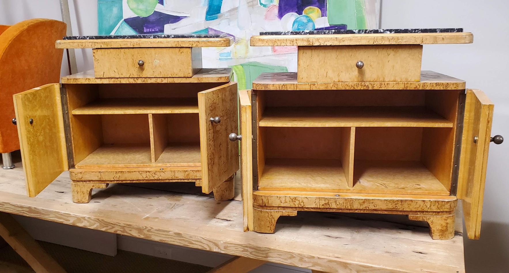 Unknown Pair of Mid-20th Century Art Deco Marble Top Birdseye Maple Bedside End Tables For Sale