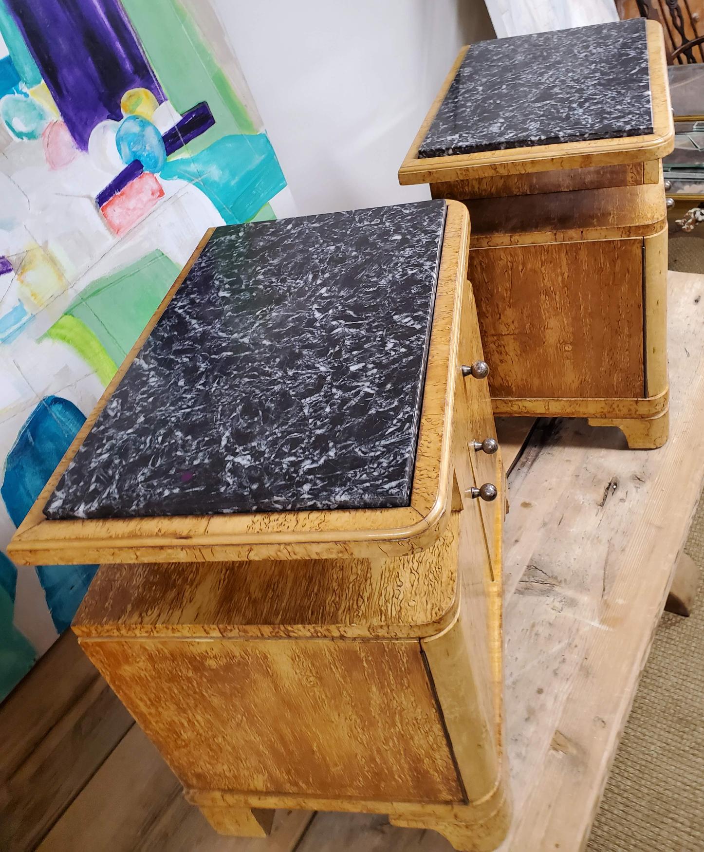 Pair of Mid-20th Century Art Deco Marble Top Birdseye Maple Bedside End Tables In Good Condition For Sale In Middleburg, VA