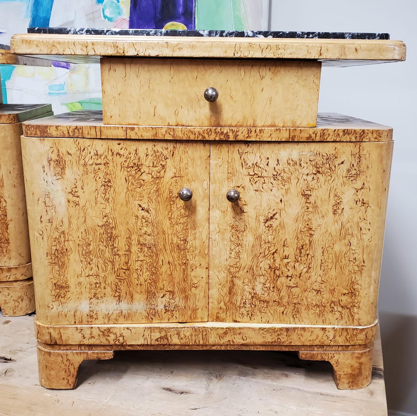 Pair of Mid-20th Century Art Deco Marble Top Birdseye Maple Bedside End Tables For Sale 2