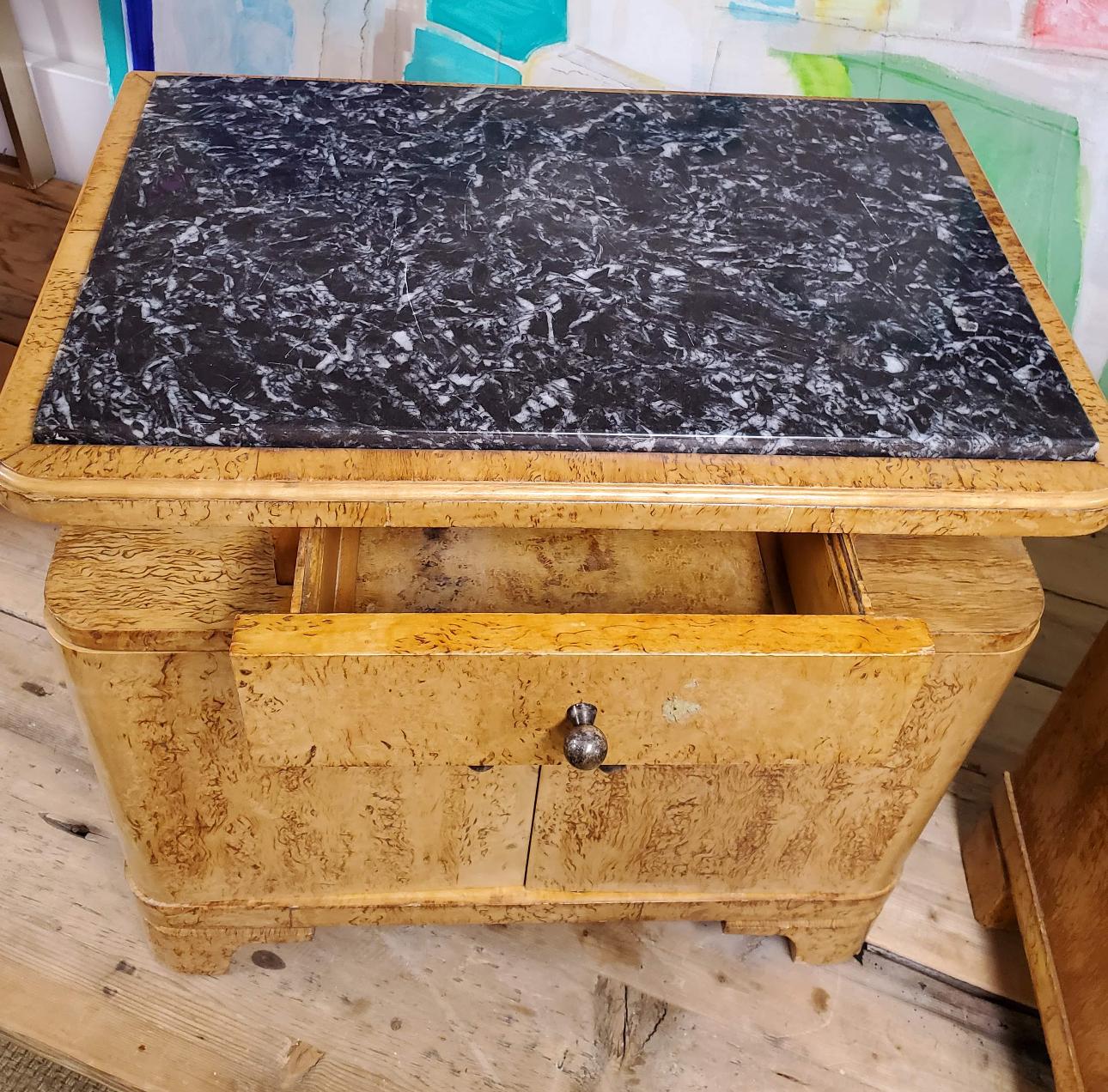 Pair of Mid-20th Century Art Deco Marble Top Birdseye Maple Bedside End Tables For Sale 3