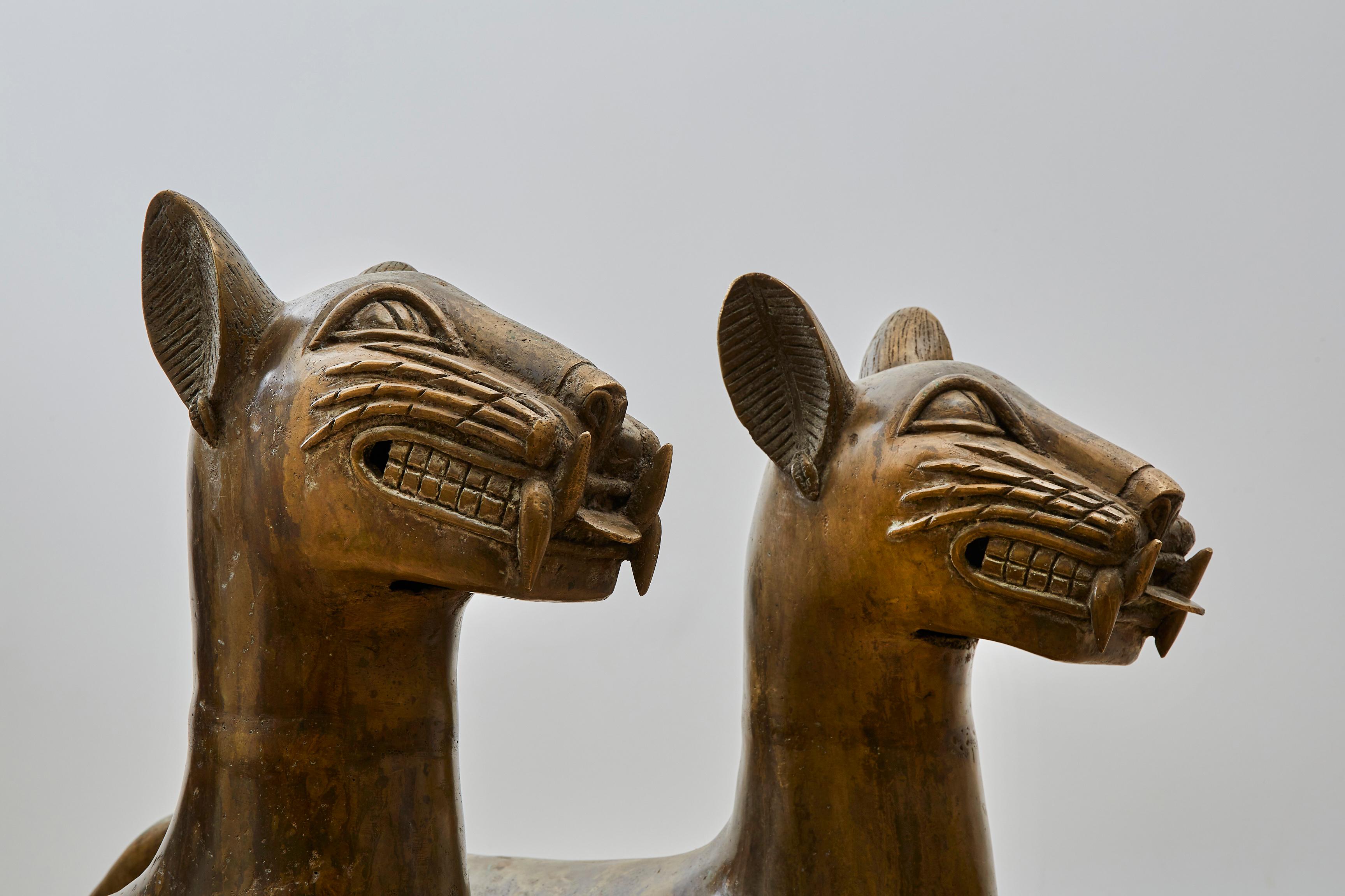 Paar große Leopardenstatuen aus Benin-Bronze aus der Mitte des 20. Jahrhunderts im Angebot 2